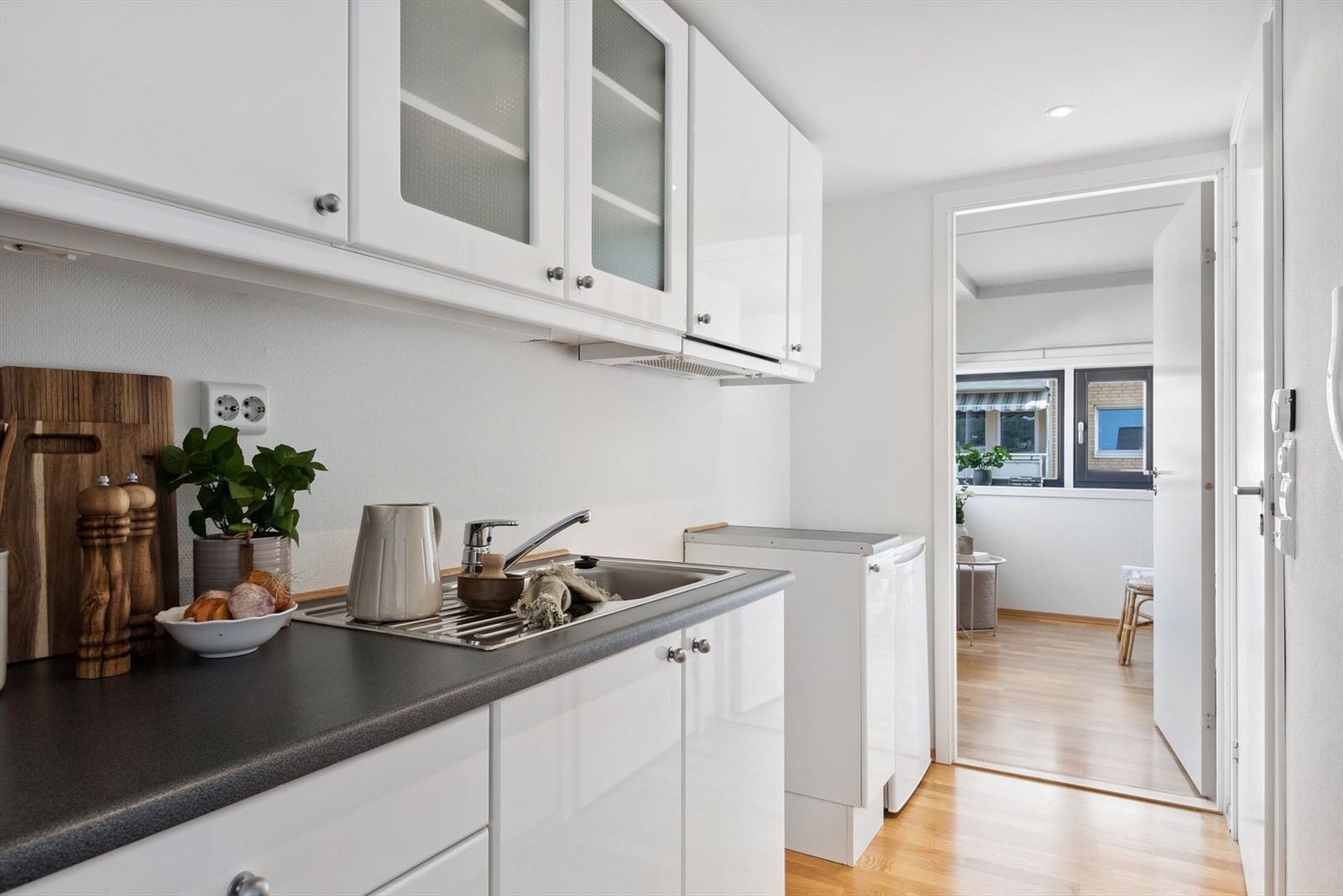 Kjøkkenet er tilrettelagt for frittstående hvitevarer, disse medfølger ikke. Galleribilde