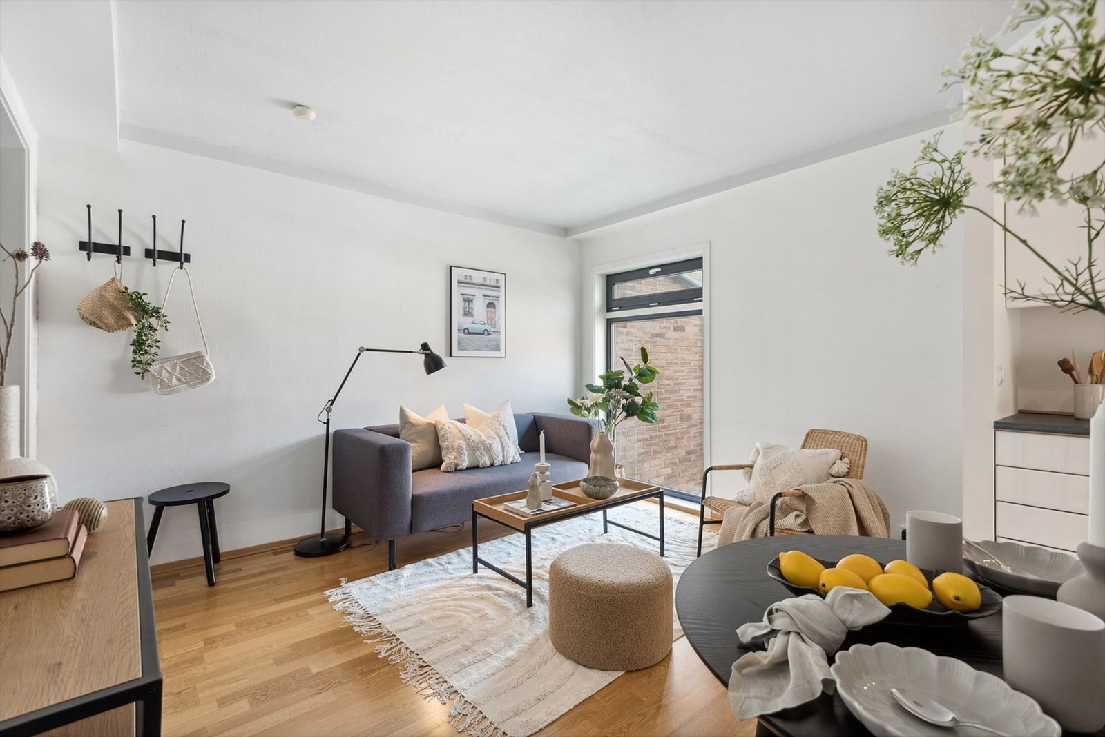 Vannbåren varme i både stuen, kjøkkenet og soverommet gir lune gulv og stabil innetemperatur året gjennom. Galleribilde