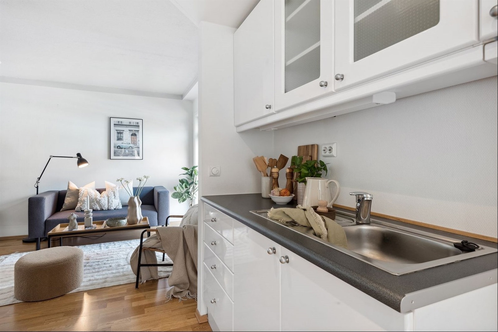 Kjøkkeninnredningen er en kompakt løsning fra byggeåret, med oppbevaringsplass for det grunnleggende av utstyr til daglig bruk. Galleribilde