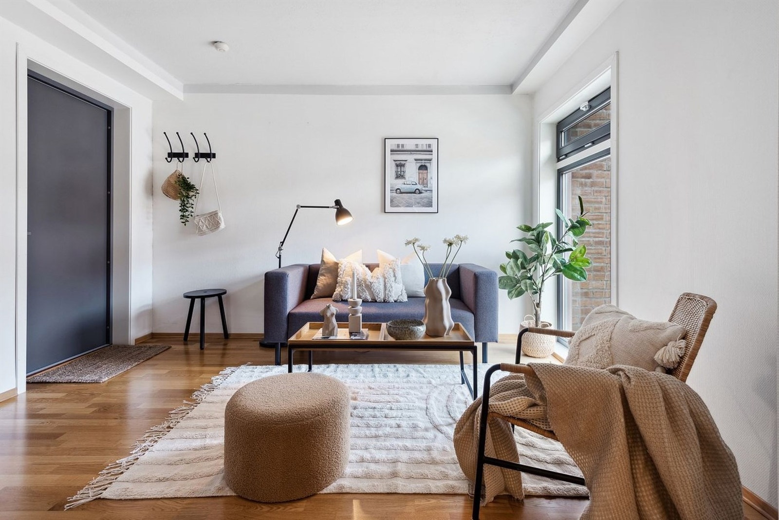 Veggene er i likhet med himlingene malt hvite i alle rom utenom badet. De store flatene er det enkelt å male over, om du vil gjøre egne fargevalg. Galleribilde