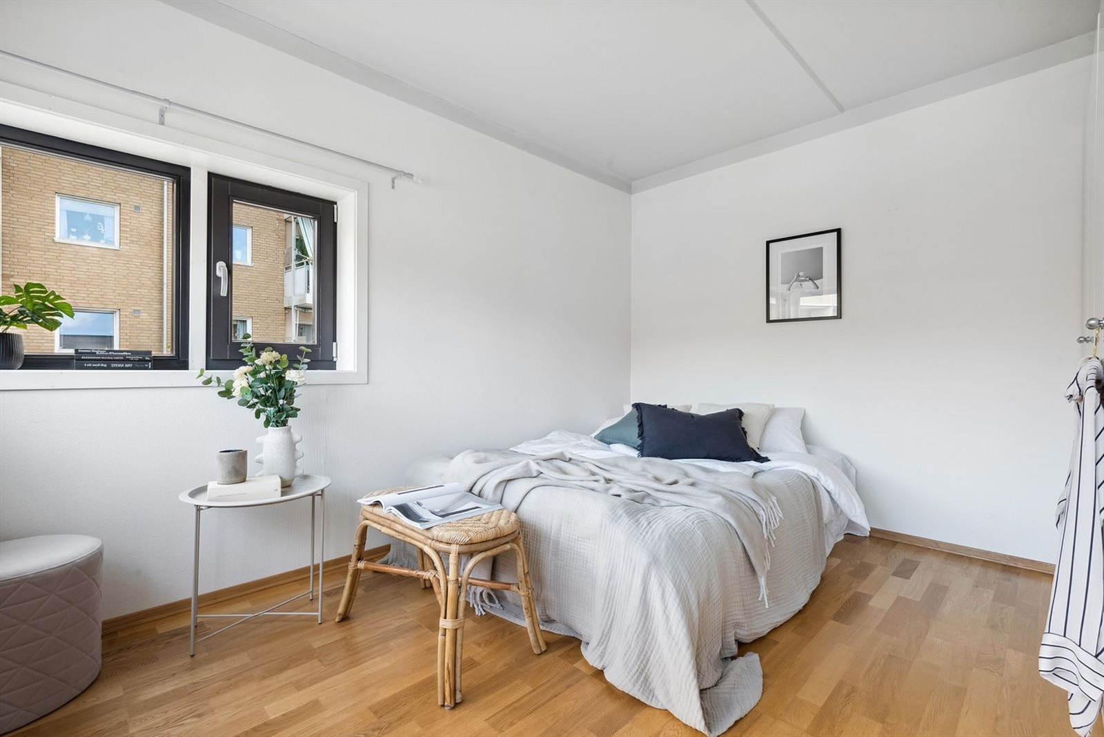 Soverommet er av generøs størrelse i forhold til leilighetens totale areal. Hele 11 kvm. gulvflate betyr god plass til dobbeltseng og nattbord. Galleribilde