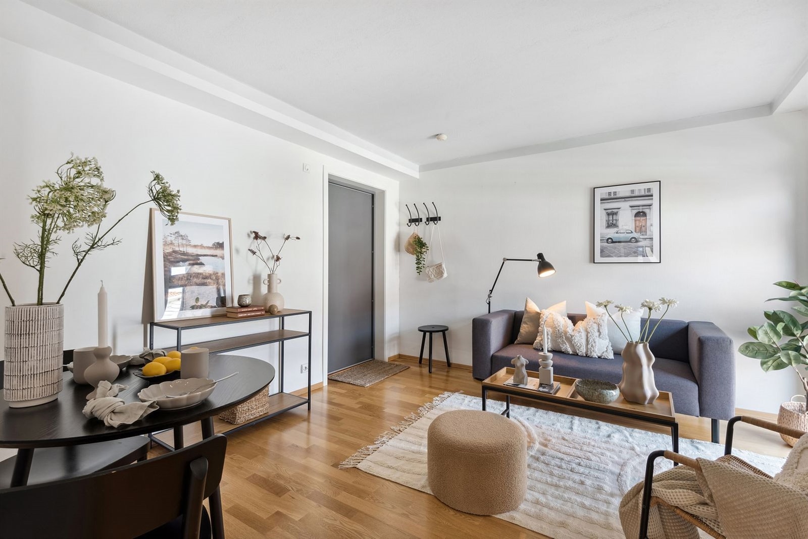 Stuen er stor nok til å romme både en sofagruppe og en spisekrok. I stuen inngår også åpen entré. Galleribilde