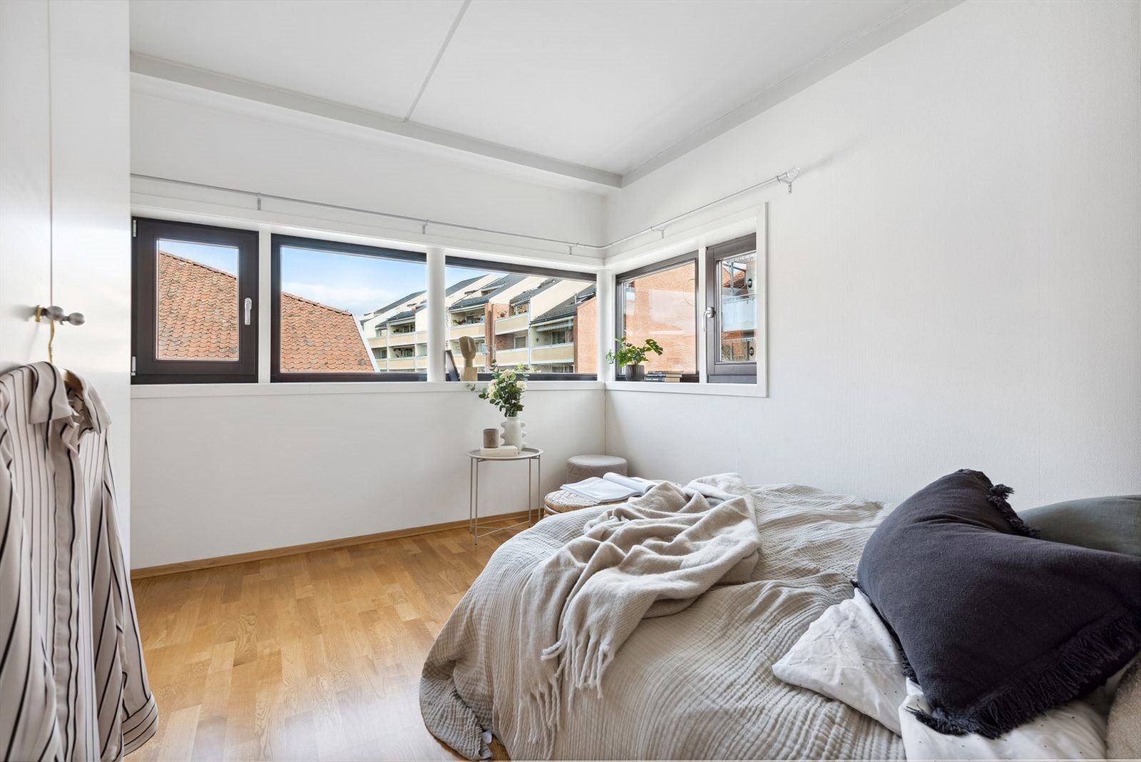 Vindusrekken gir meget gode lysforhold i soverommet. Høyden av andre etasje innebærer at rommet ikke er utsatt for innsyn rett fra gaten. Galleribilde