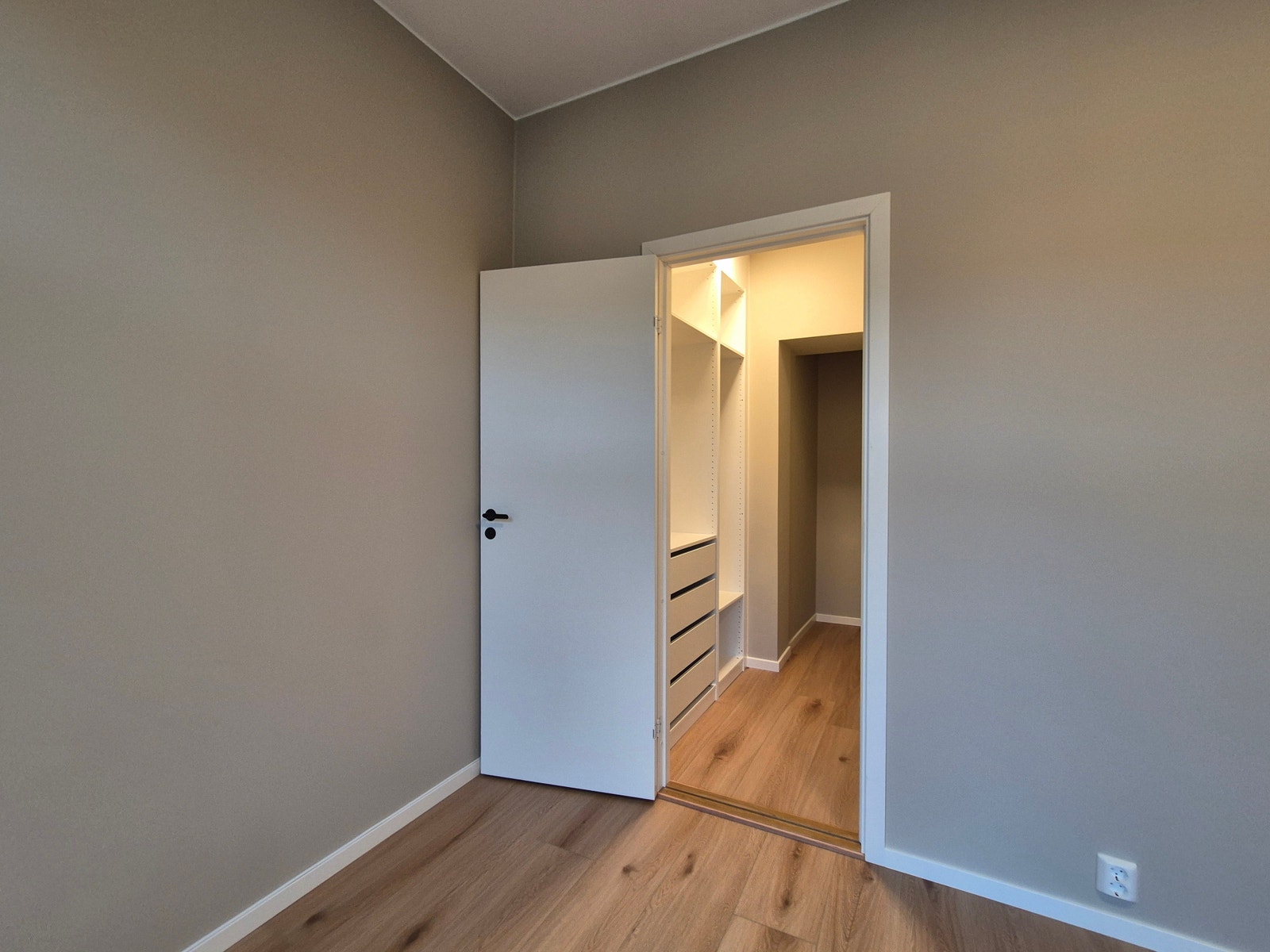 Ekstra oppbevaringsplass i praktisk walk-in-garderobe Galleribilde