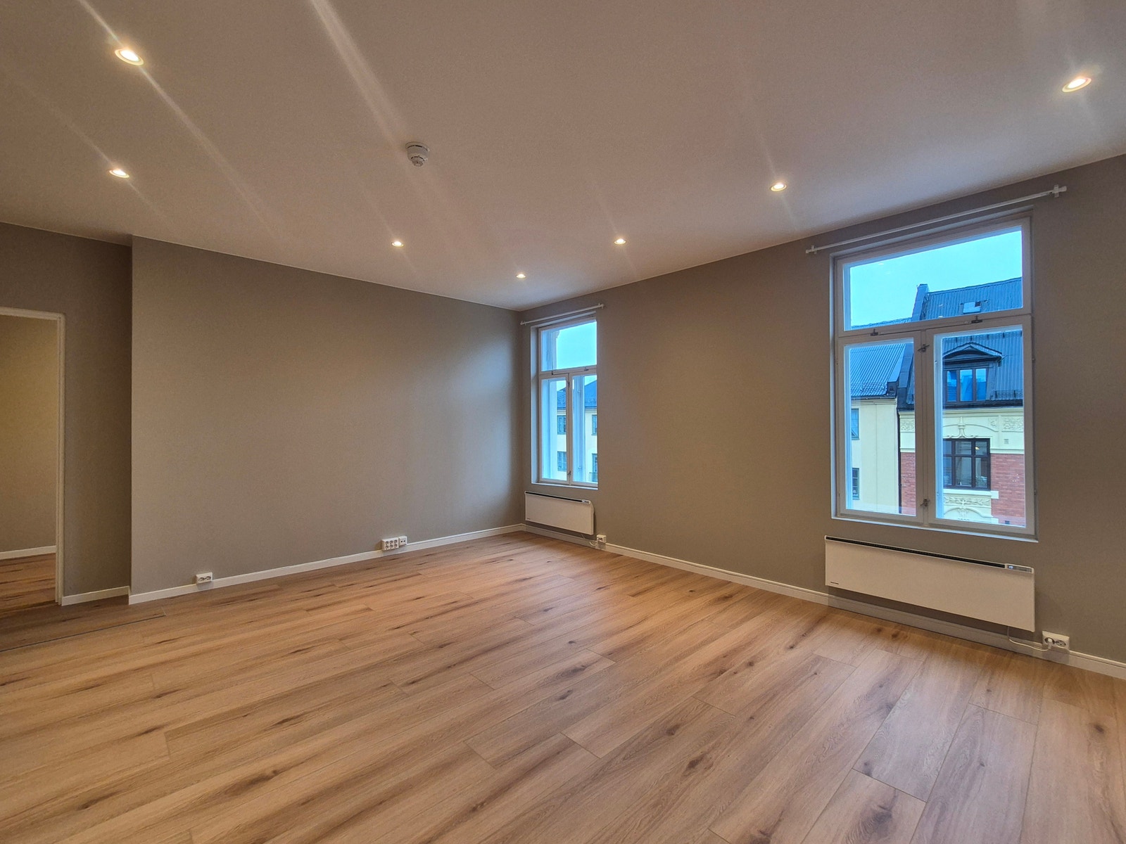 Lys og trivelig stue med god plass til spisebord og sofagruppe Galleribilde