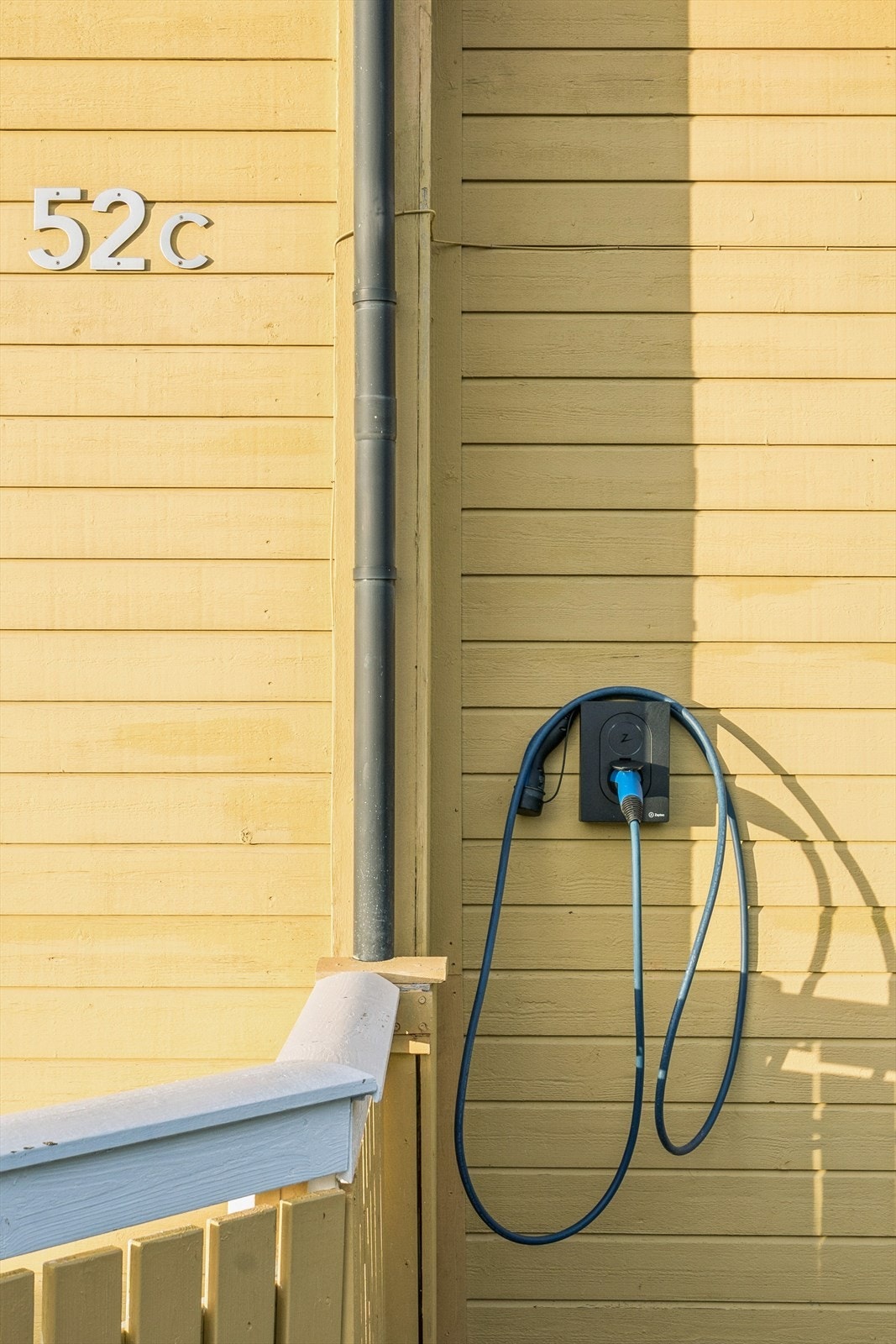 Det er montert El-billader på vegg ved privat bod til leiligheten. Galleribilde