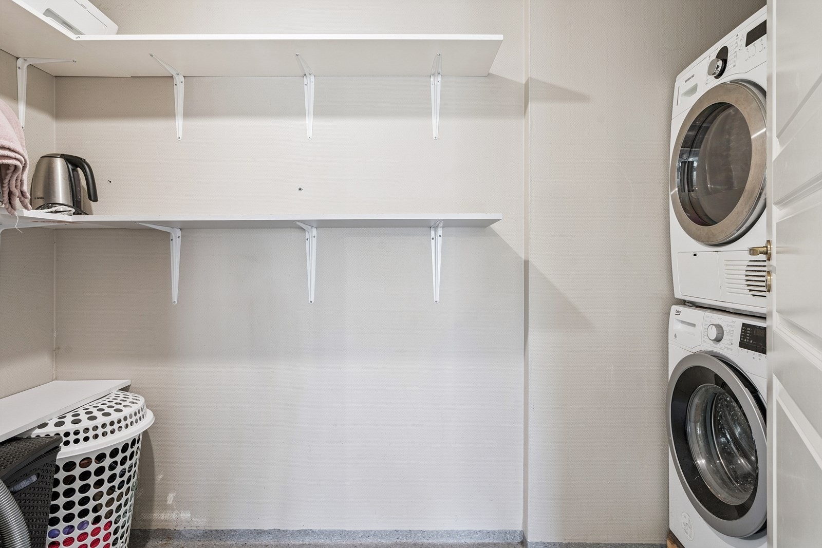 Praktisk og ryddig vaskerom med god plass til vaskemaskin og tørketrommel. Galleribilde