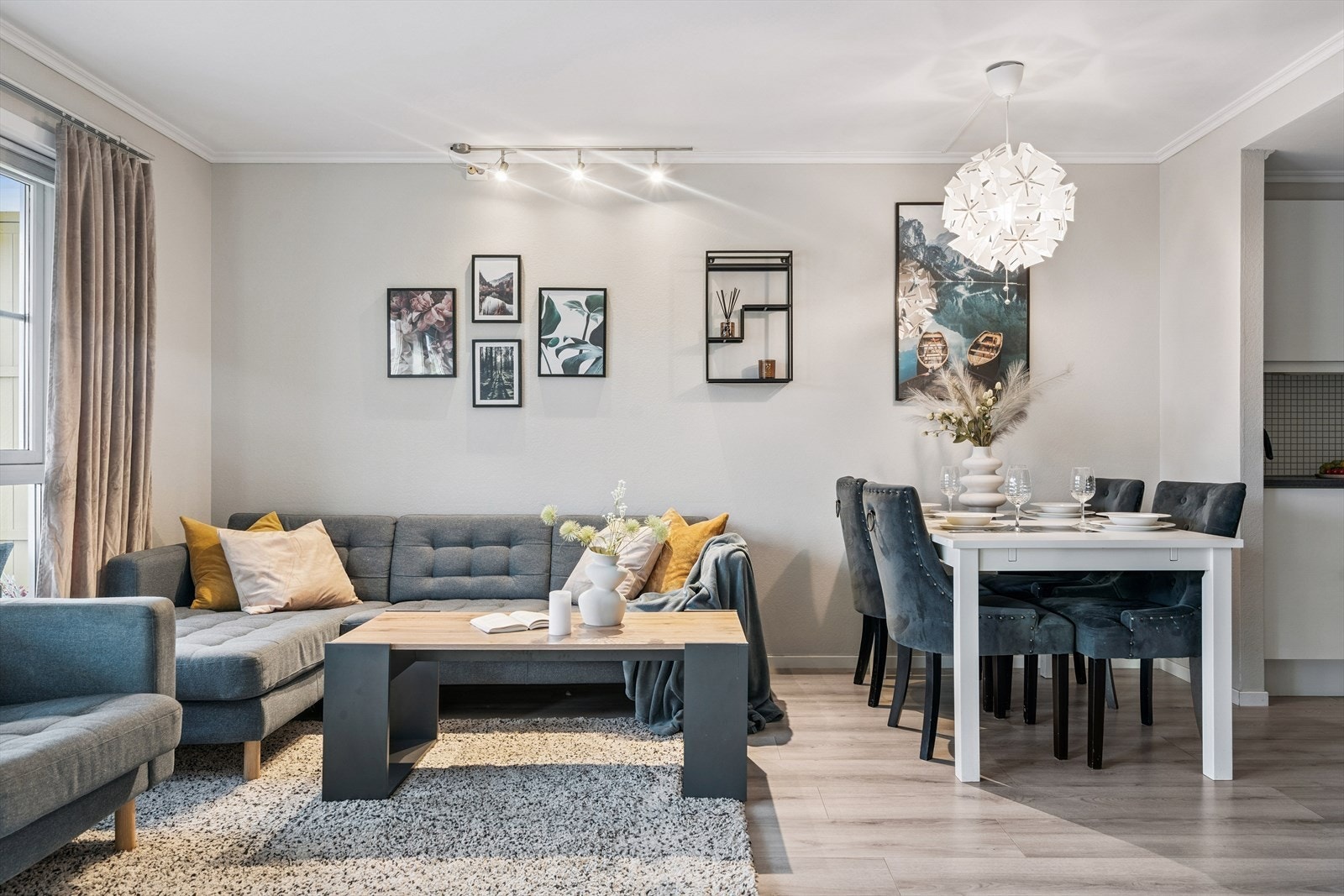 Lys og luftig stue med plass til spise-/ og sofagruppe og annet ønskelig møblement. Galleribilde