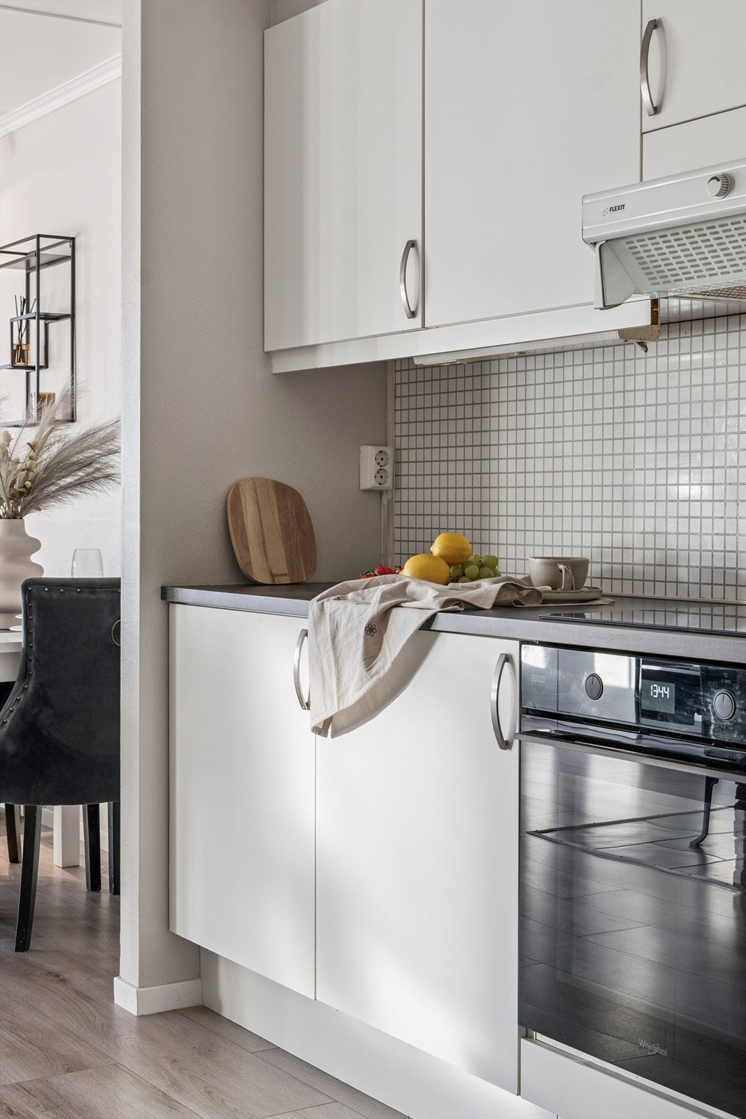 Kjøkken har fått oppgradert laminert benkeplate i 2025, samt ny kjøkkenventilator (Franke Ventilator Classic). Galleribilde