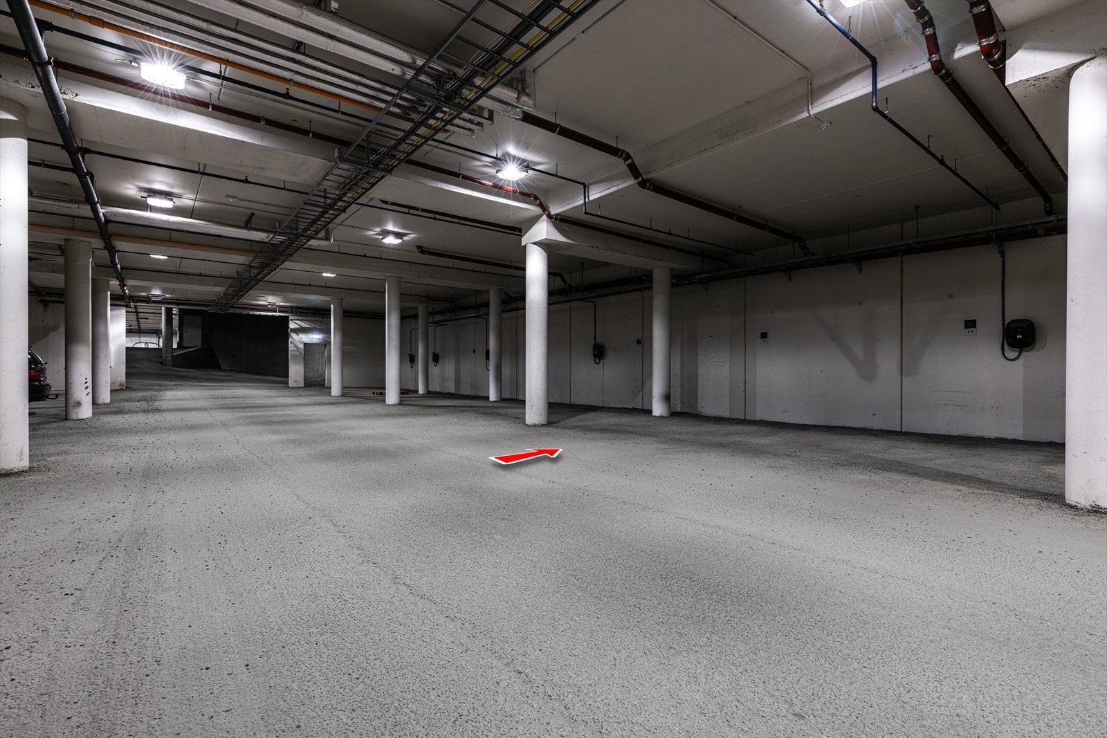 Leiligheten har garasjeplass under leilighetsbygg. Galleribilde