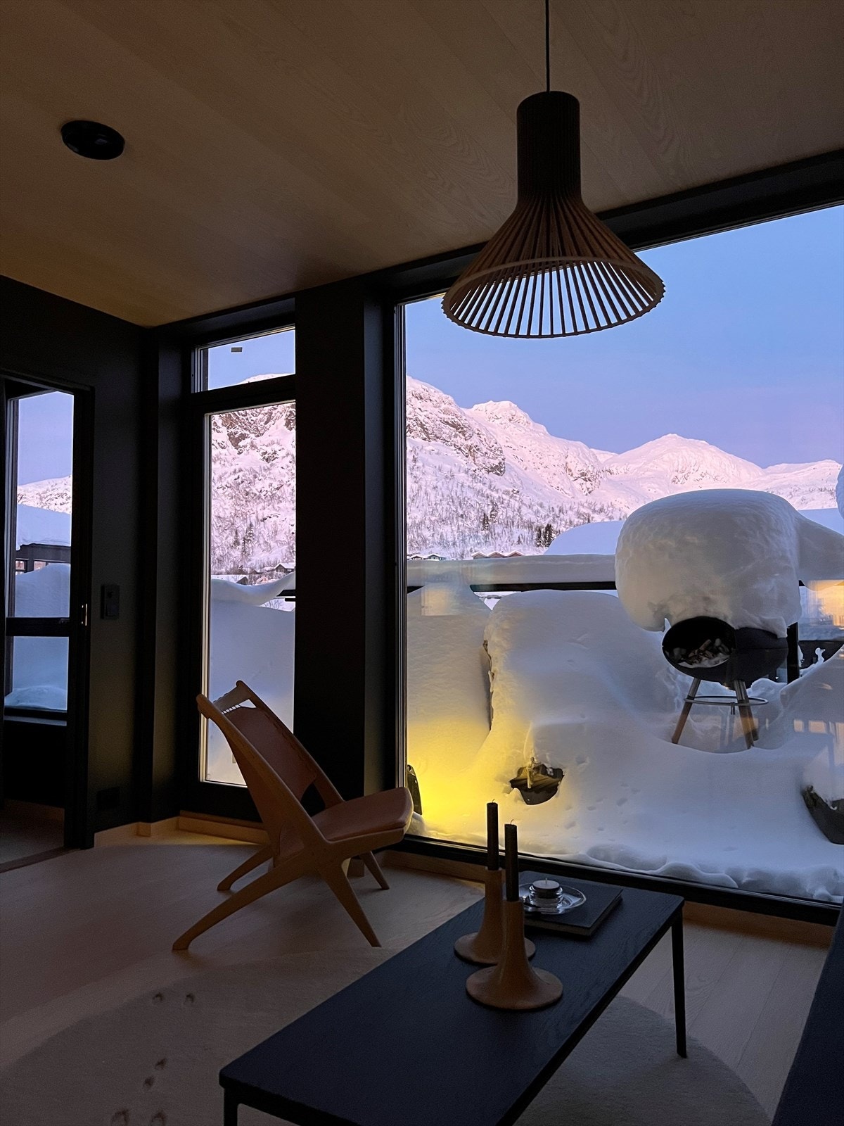 "Winter is coming" - magisk blåtime med fersk snødump på balkongen. Galleribilde