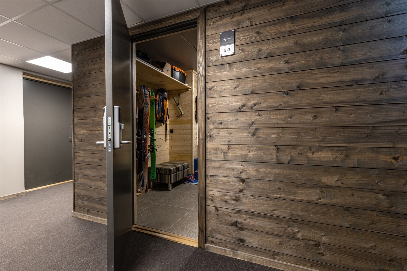 Stort sportsbod med god organisering og strategisk plassering med direkte utgang i skibakkene fra bodetasjen. Galleribilde