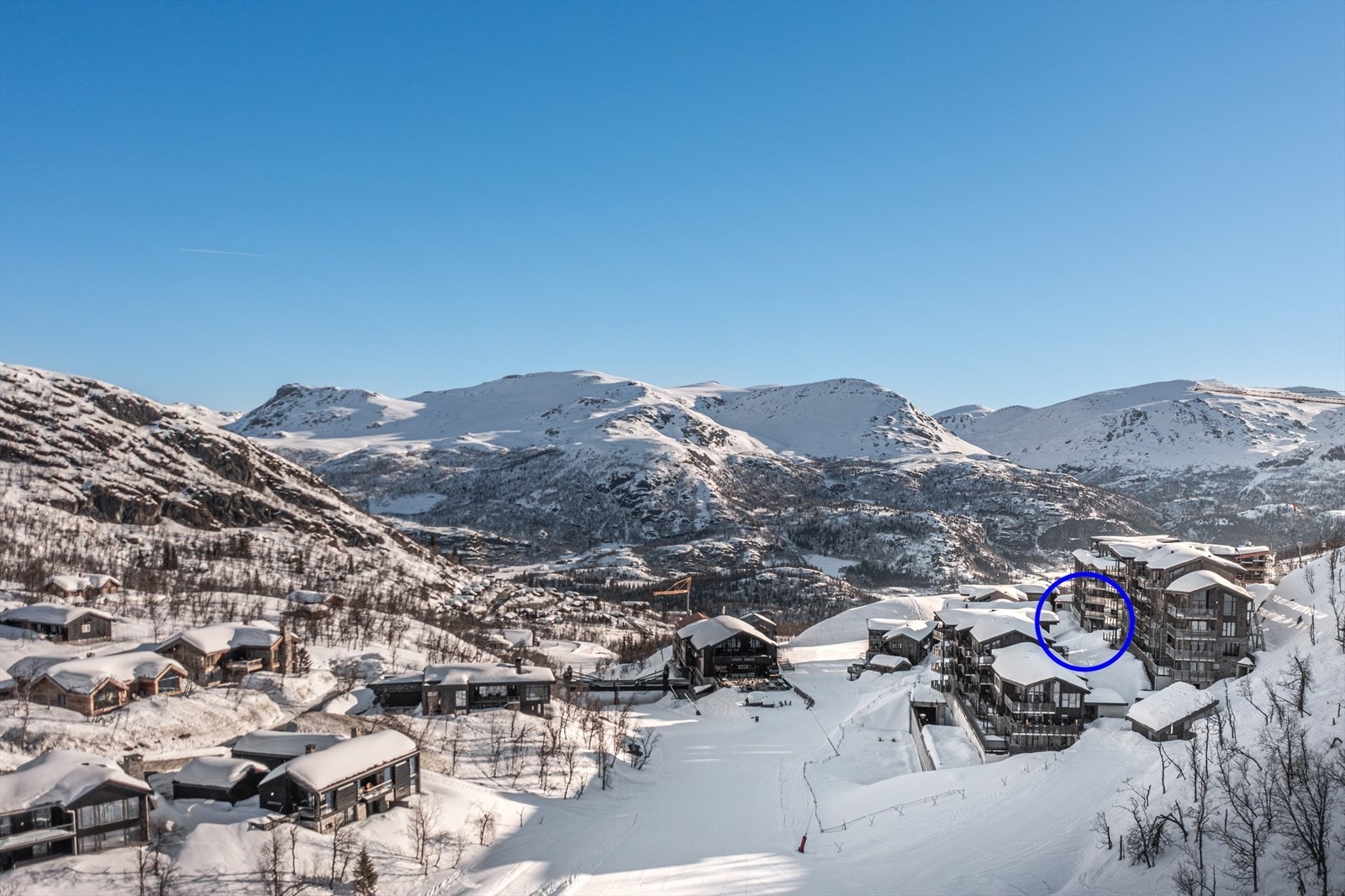Leiligheten ligger midt i Hemsedal skisenter, omringet av preparerte løyper for både langrenn og alpint. Galleribilde