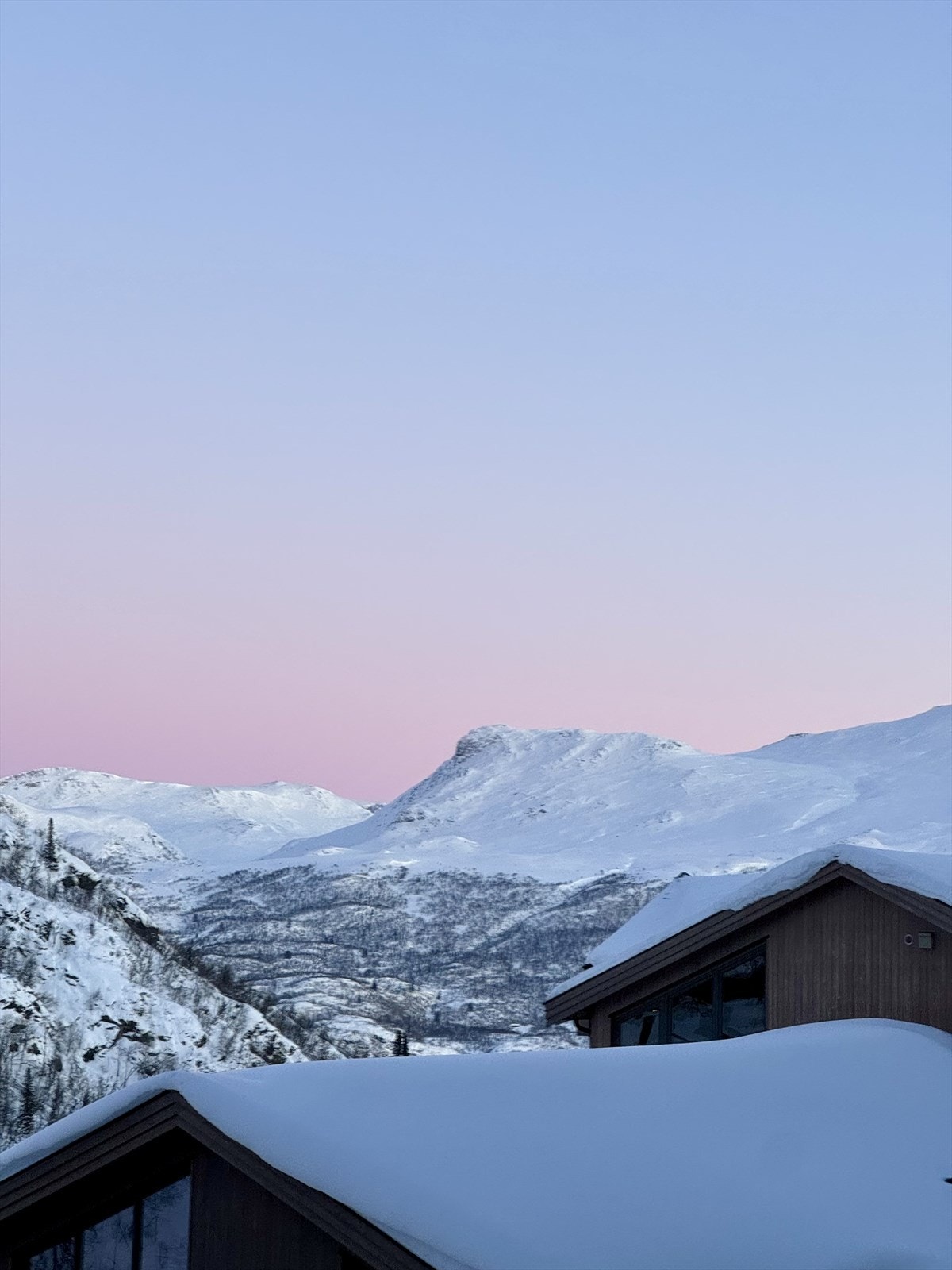 Utsikt fra balkong mot nordfjellene i Hemsedal. Galleribilde