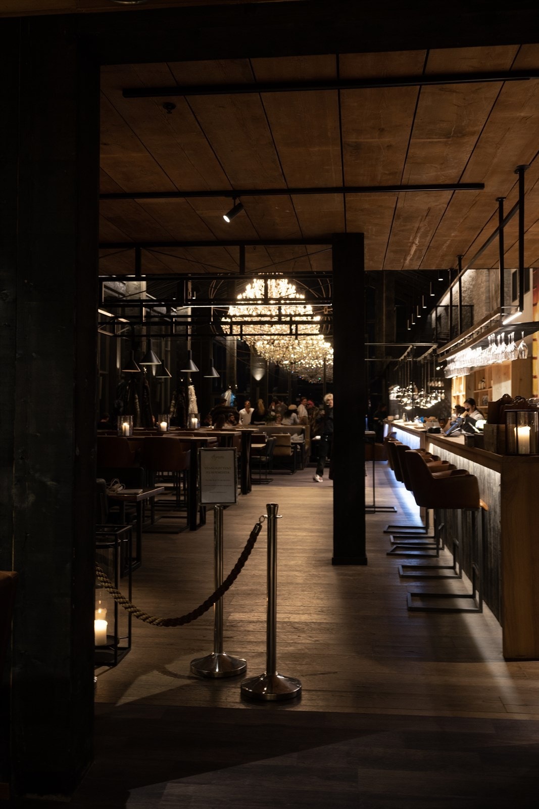 Skigaardens hovedrestaurant "Storstugu" har en av fjellets mest spektakulære beliggenhet! Her nytes mat, drikke, utsikt og musikk i god harmoni! Galleribilde