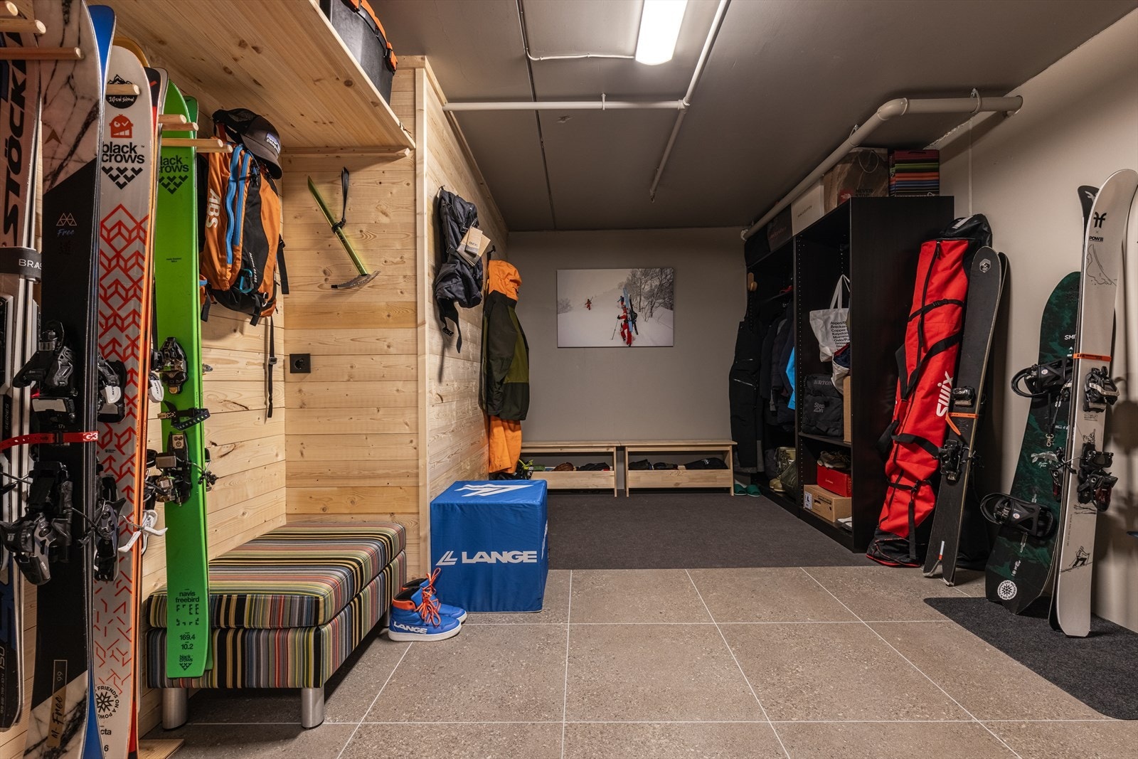 Sportsboden er praktisk og organisert innredet med god plass og elektrisk varme i flislagt gulv. Galleribilde