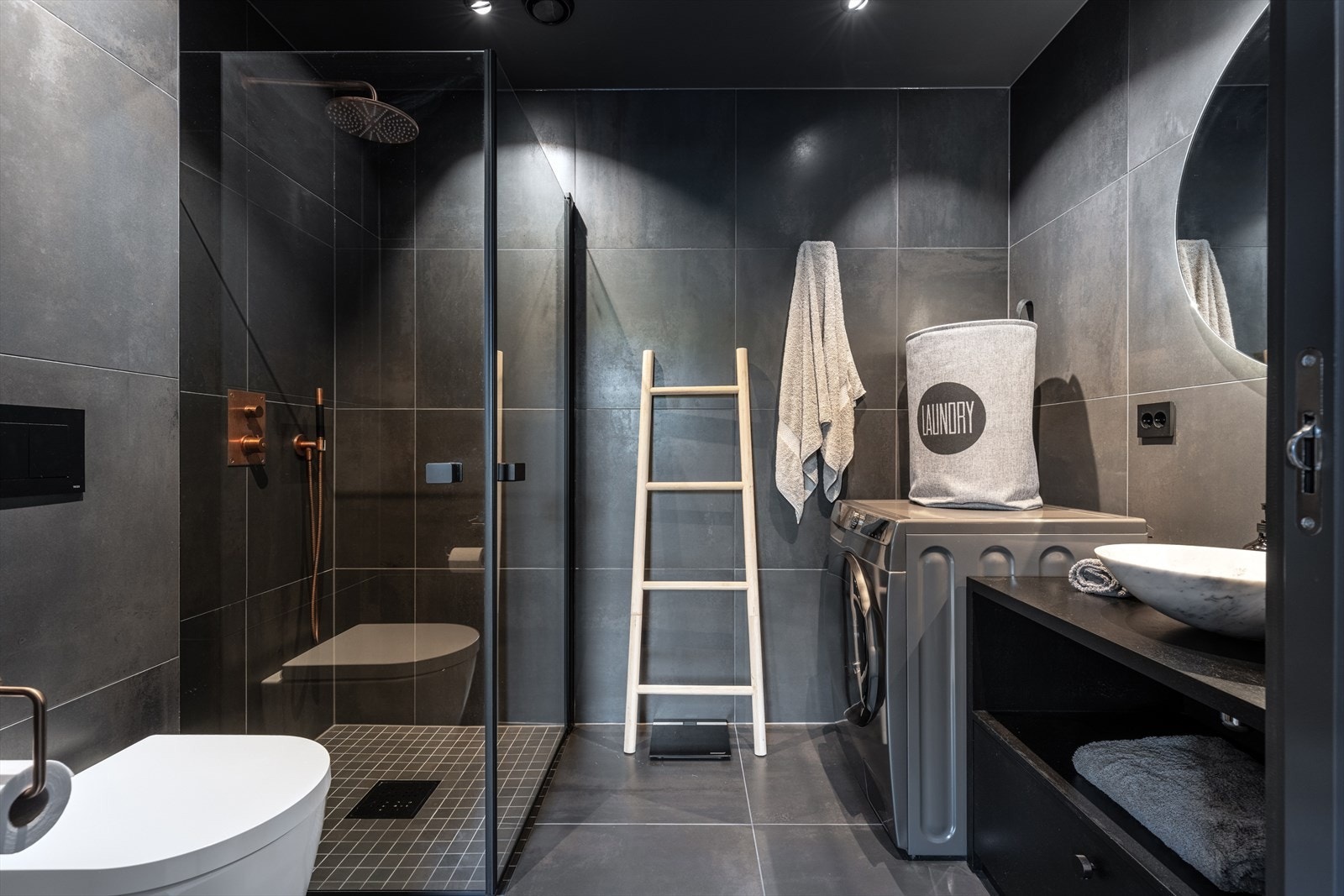 Moderne armaturer og belysning gir et snev av luksus til dette praktiske baderommet som ligger i direkte tilknytning til hovedsoverommet. Galleribilde