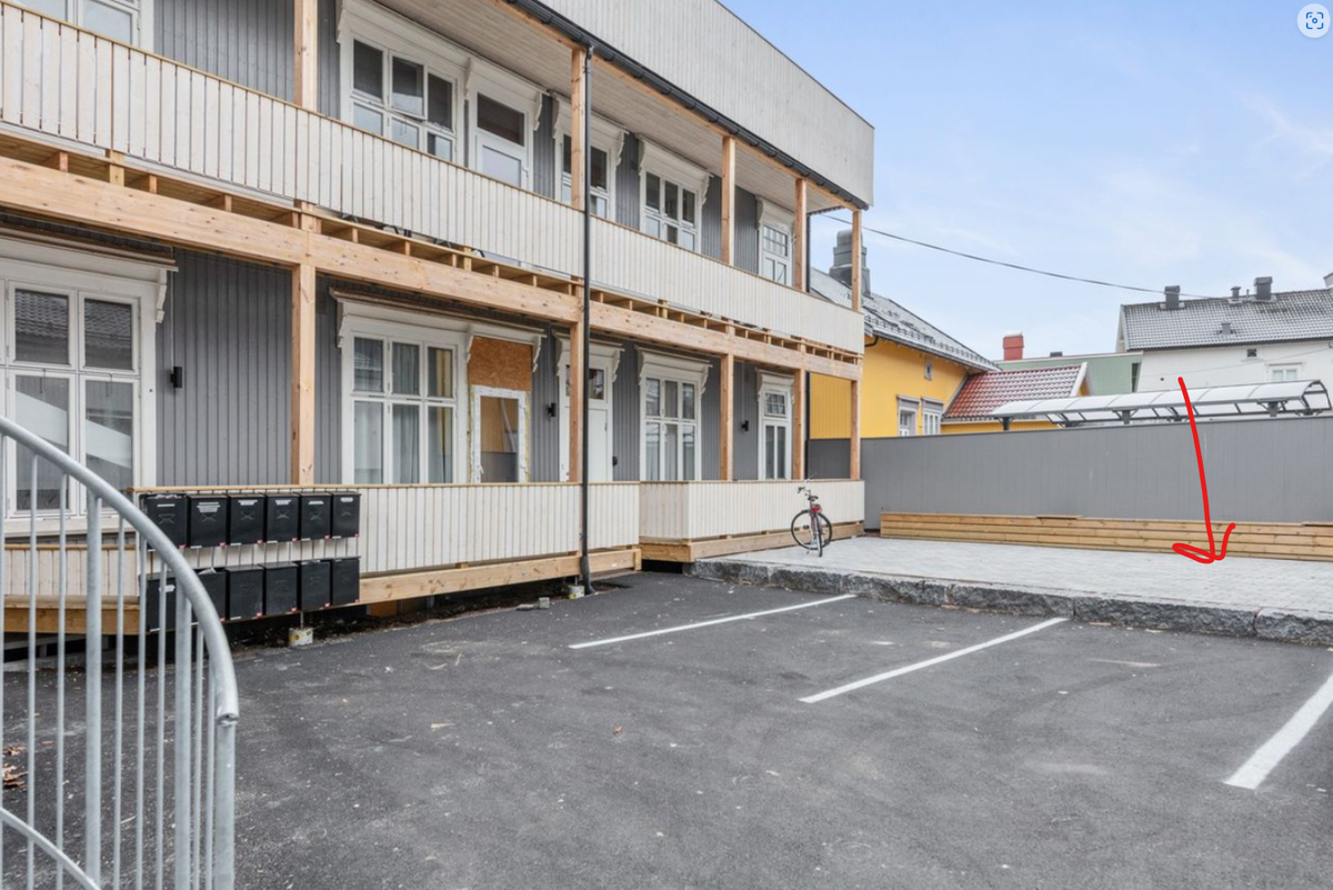 Det er en ledig parkeringsplass i bakgården for 800kr i mnd Galleribilde