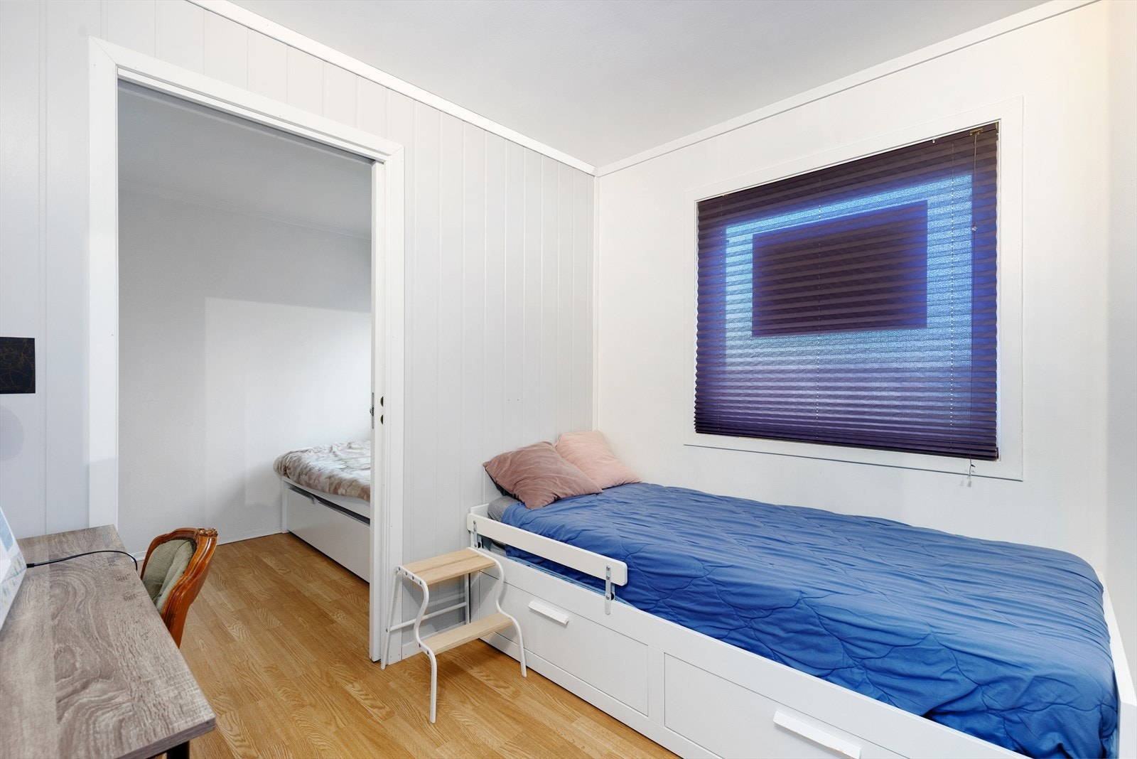 2 av 3 soverom som ligger rett ved inngangen til leiligheten Galleribilde
