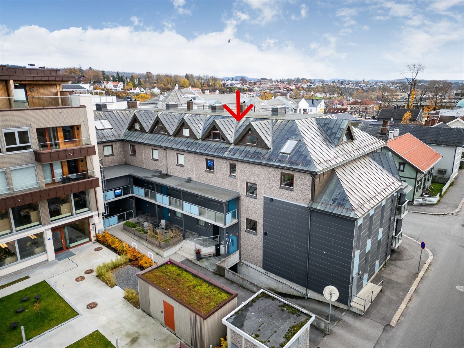 Fasade mot nord med inngangen - sentral beliggenhet på Lie med kort veg til det meste! Galleribilde