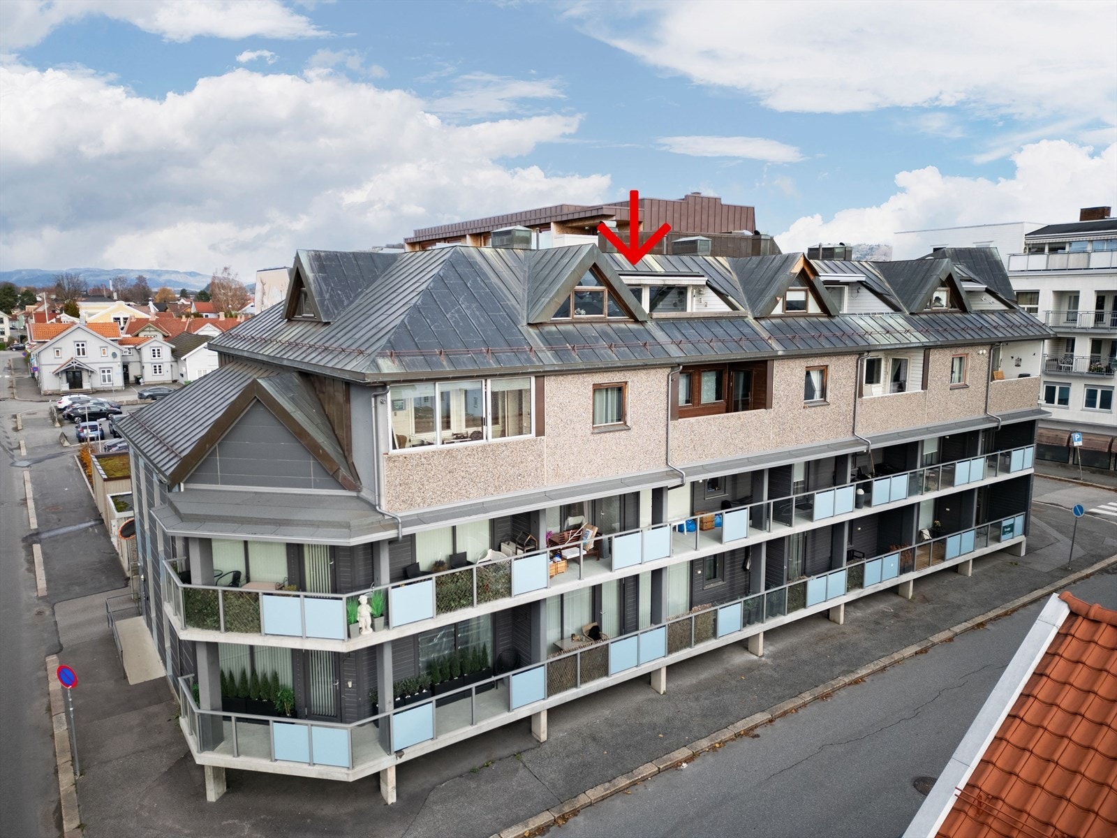 Solrik og sydvendt balkong - helt usjenert helt på toppen! Galleribilde