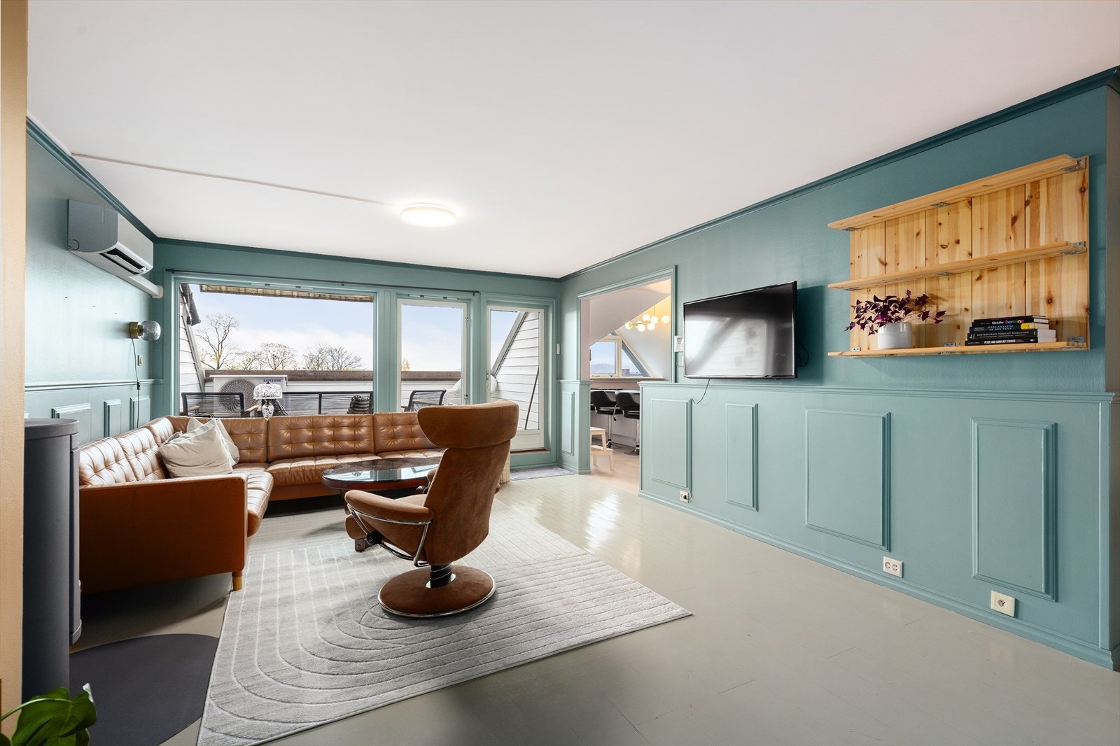 Stue med utgang til sydvendt balkong og med åpen løsning inn til stort kjøkken Galleribilde