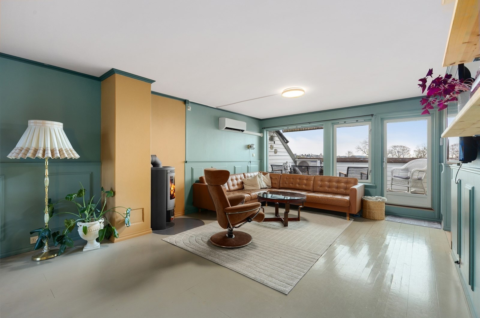 Stor, 2-delt stue med peisovn, varmepumpe og utgang til sydvendt balkong Galleribilde