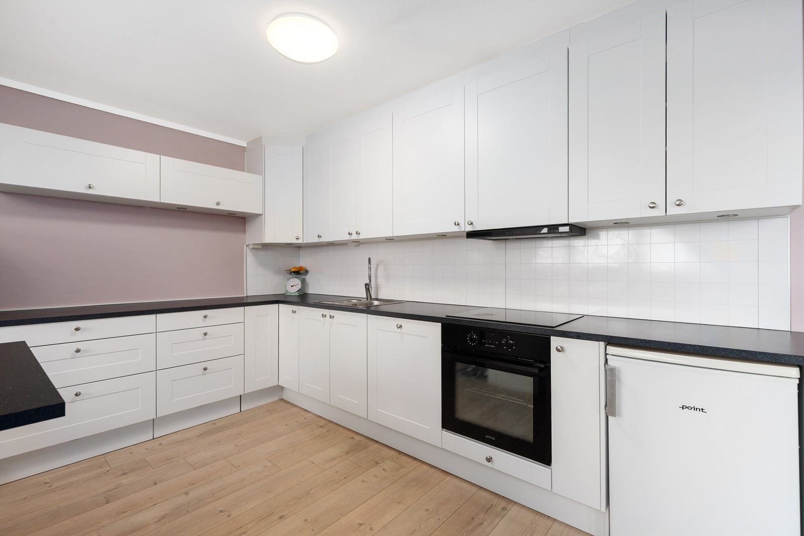 Kjøkkenet er pusset opp i 2017, med ny innredning og moderne laminat på gulvet - godt med skaper og benkeplater Galleribilde