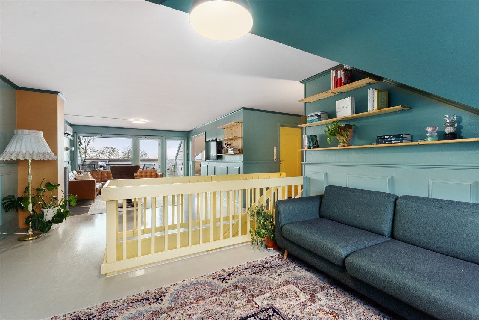 Flott planløsning - 2 delt stue med god plass til 2 sittegrupper Galleribilde