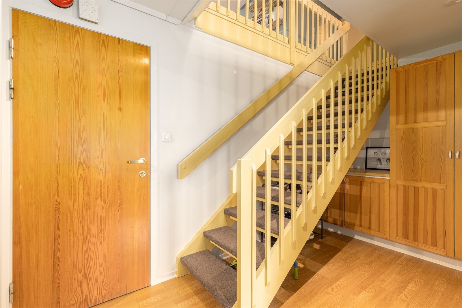 Trapp opp til hovedetasjen, garderobeskap og inngang til 2 av soverommene Galleribilde
