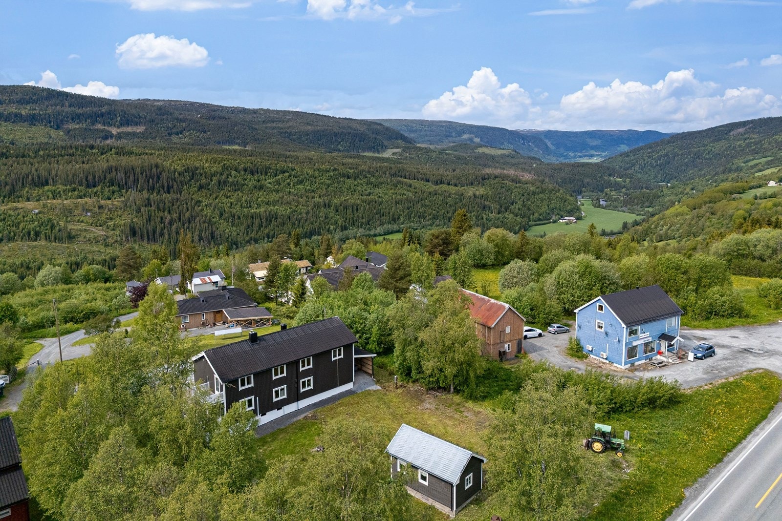 Nabotomten følger med i handelen, med et areal på ca. 662,1m². Galleribilde