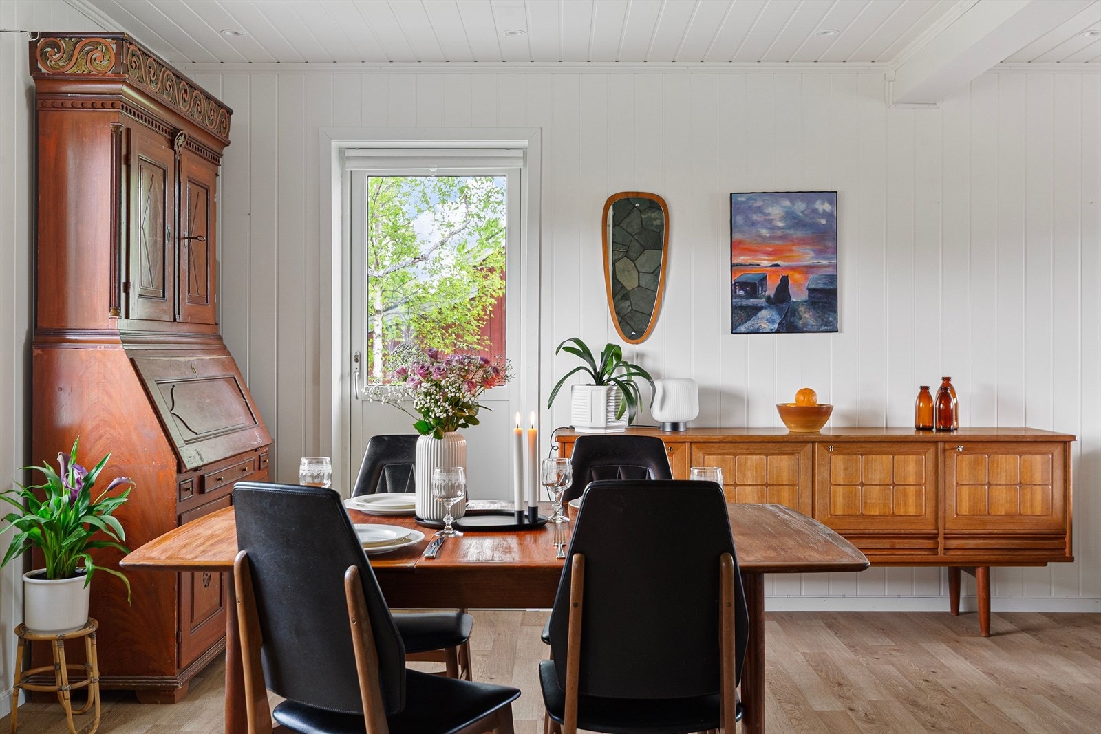 Stuen er naturlig inndelt i ulike soner, og det passer utmerket å innrede med spisebord utenfor kjøkkenet. Galleribilde