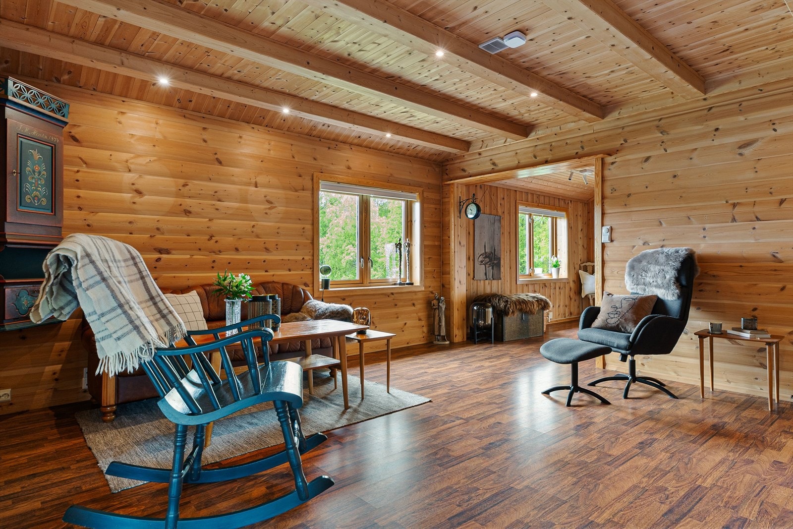 I 2. etasje har boligen en kjærkommen stue for familien, et ekstra oppholdsrom til lek, vennebesøk og avslapning. Galleribilde