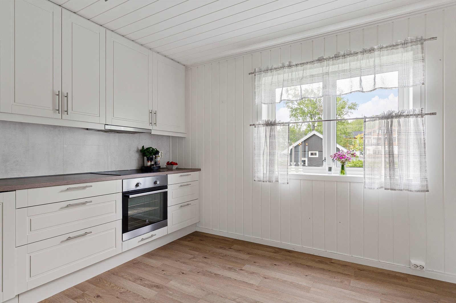 Av hvitevarer har kjøkkenet integrert platetopp, stekeovn, oppvaskmaskin og mikrobølgeovn. Galleribilde