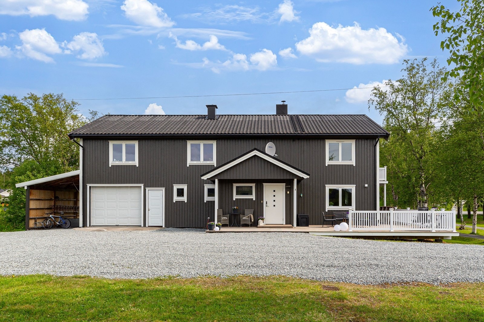 Parkeringen er meget god, på en gruslagt gårdsplass og i en integrert garasje med tilhørende carport. Galleribilde