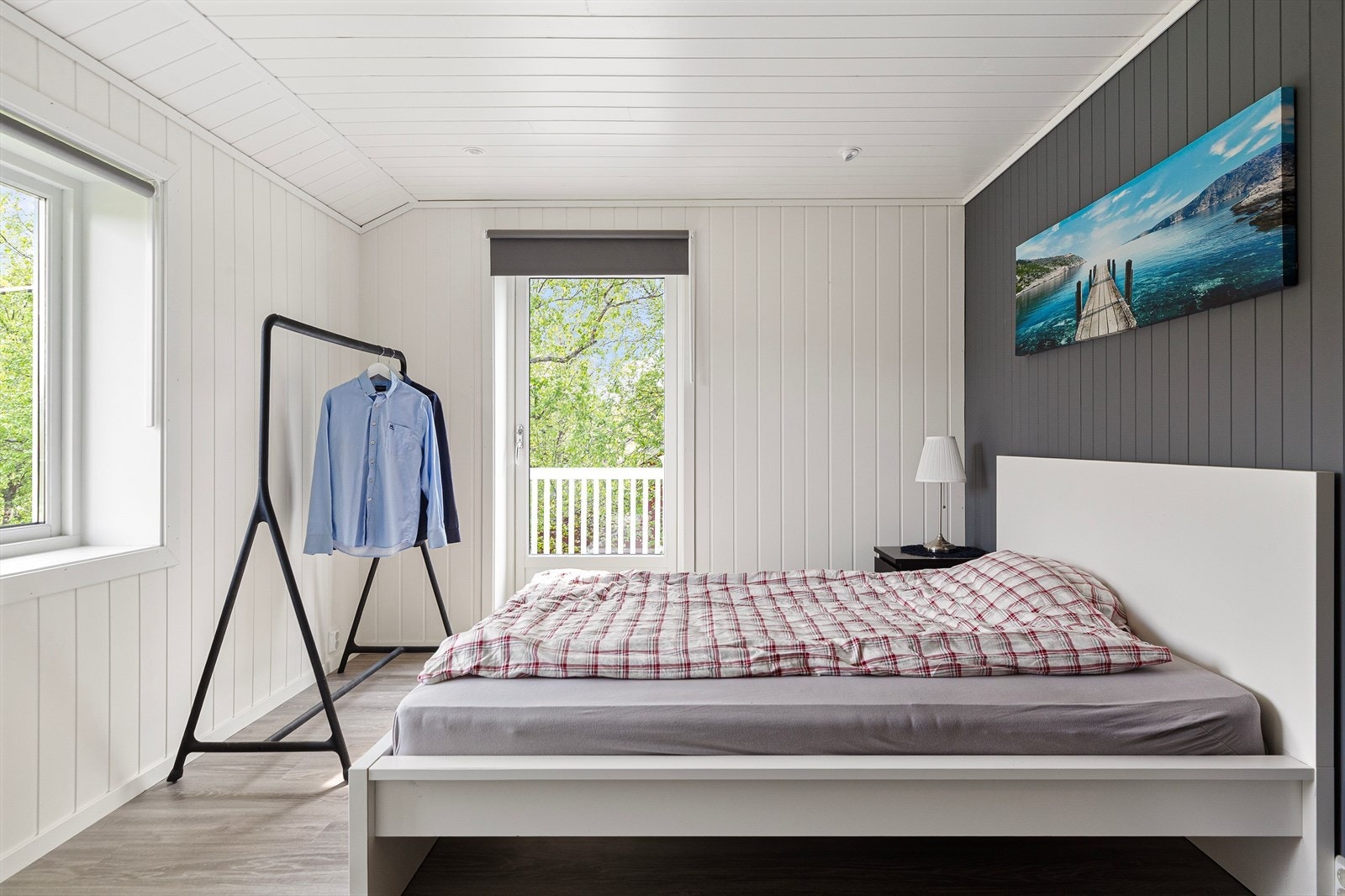 Hovedsoverommet har downlights og plass til dobbeltseng. Galleribilde