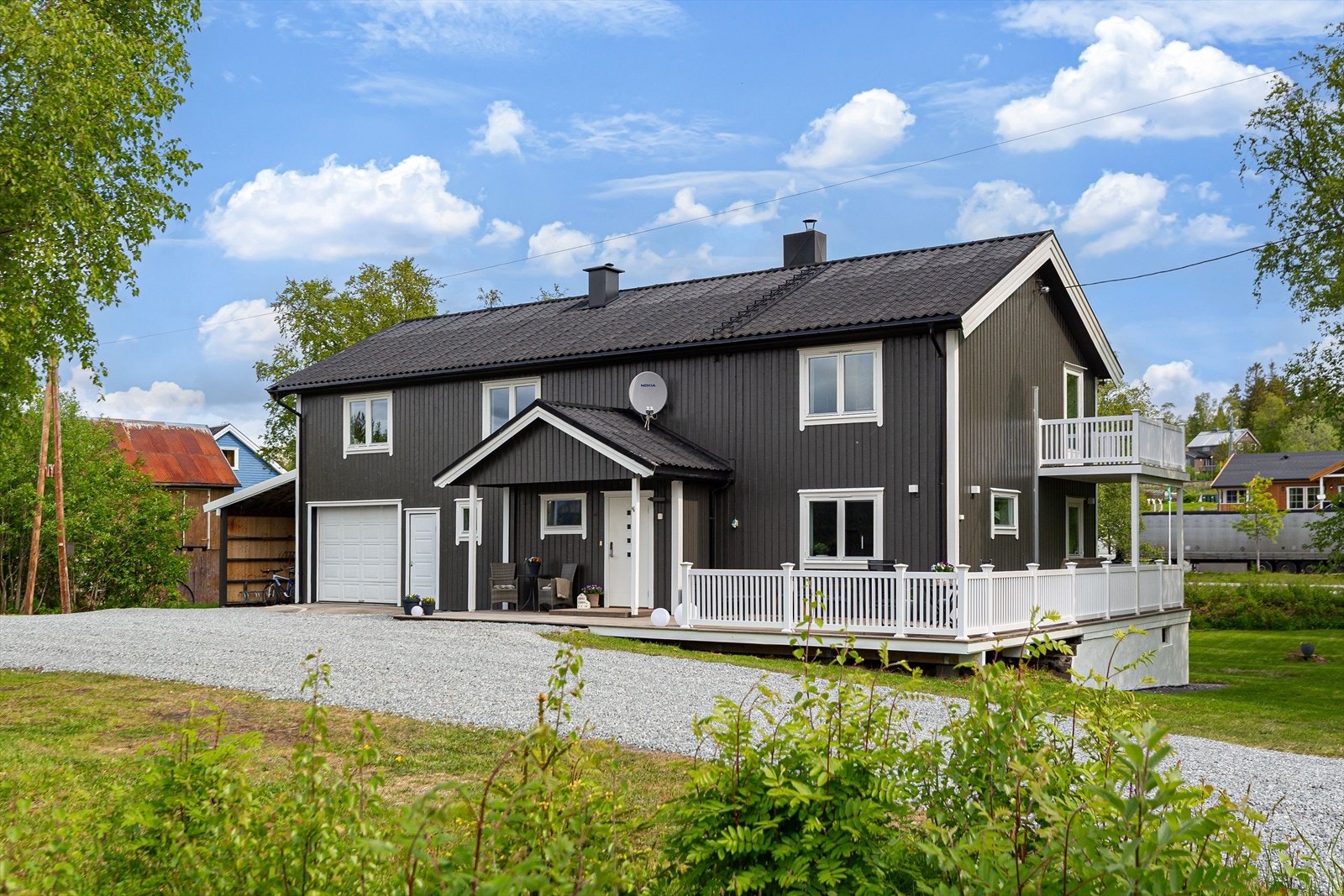 Hagen byr på mye boltreplass, og her kan man enkelt sette opp en trampoline eller leke med venner etter skolen. Galleribilde