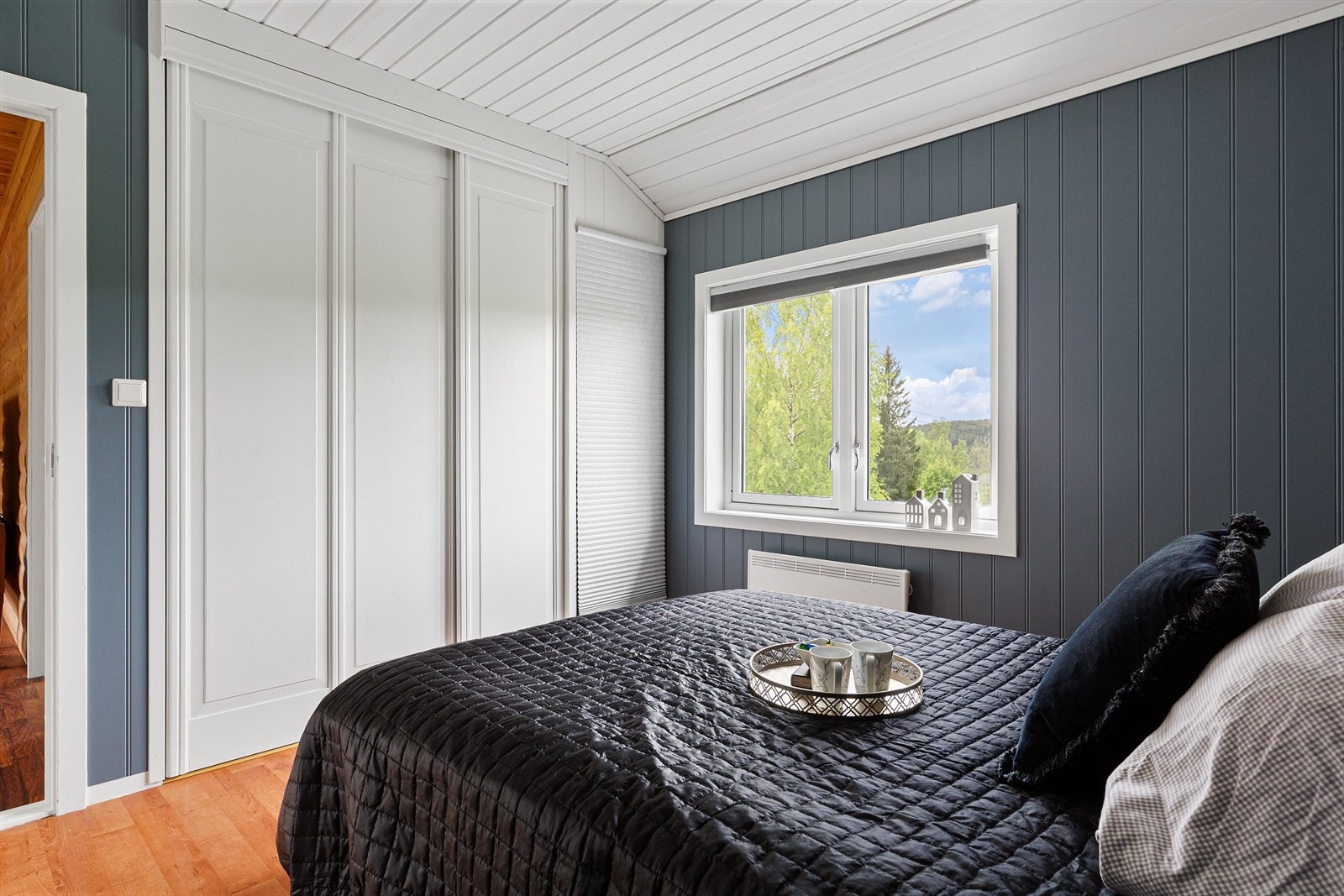 Det ene soverommet har mye oppbevaring i en plassbygget skyvedørsgarderobe. Galleribilde