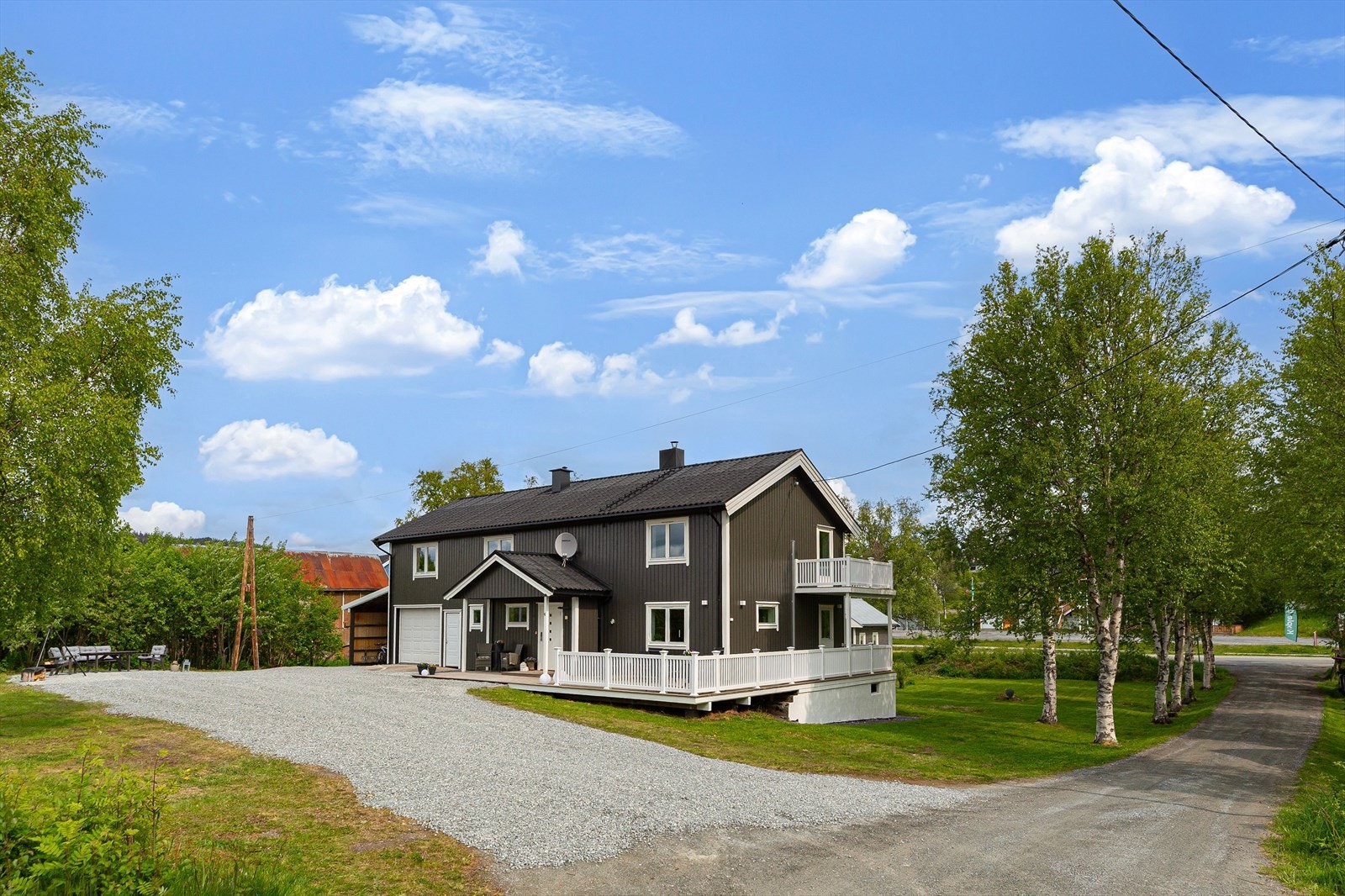 Beliggenheten er ideell for familier, med gang- og sykkelvei til barne- og ungdomsskolen. Galleribilde