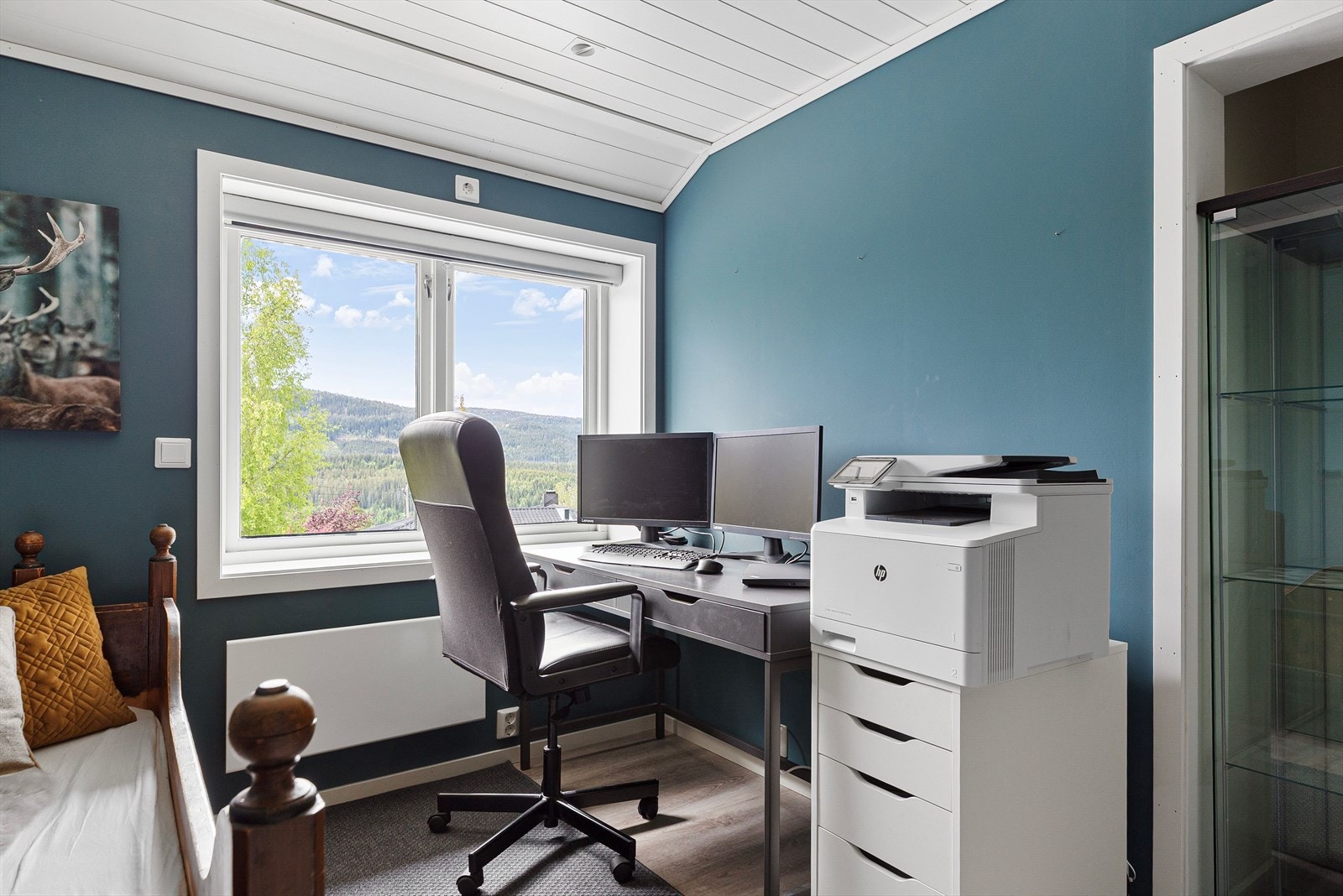 Hele fem soverom betyr mange valgmuligheter for familien, og ved behov kan rommene benyttes som kontor eller stue. Galleribilde