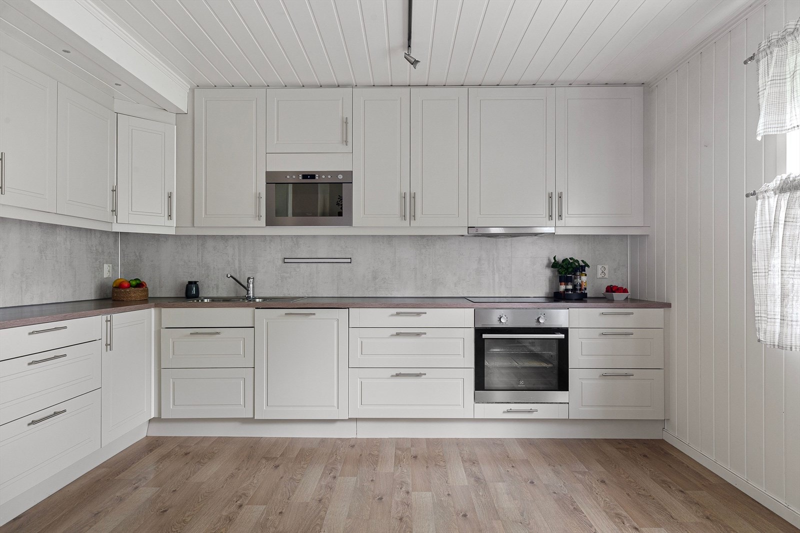 Innredningen er fra 2013; tidløs, praktisk og stilren. Galleribilde