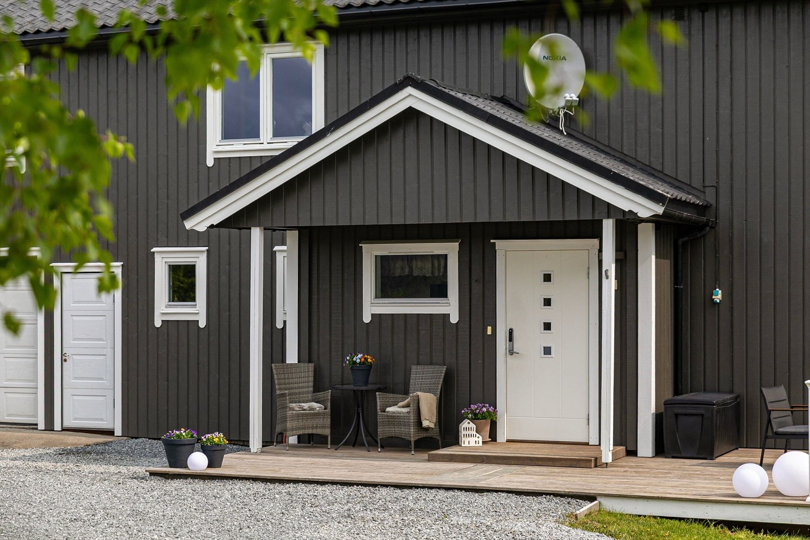 Ytterdøren er fra 2015, med overbygg. Galleribilde