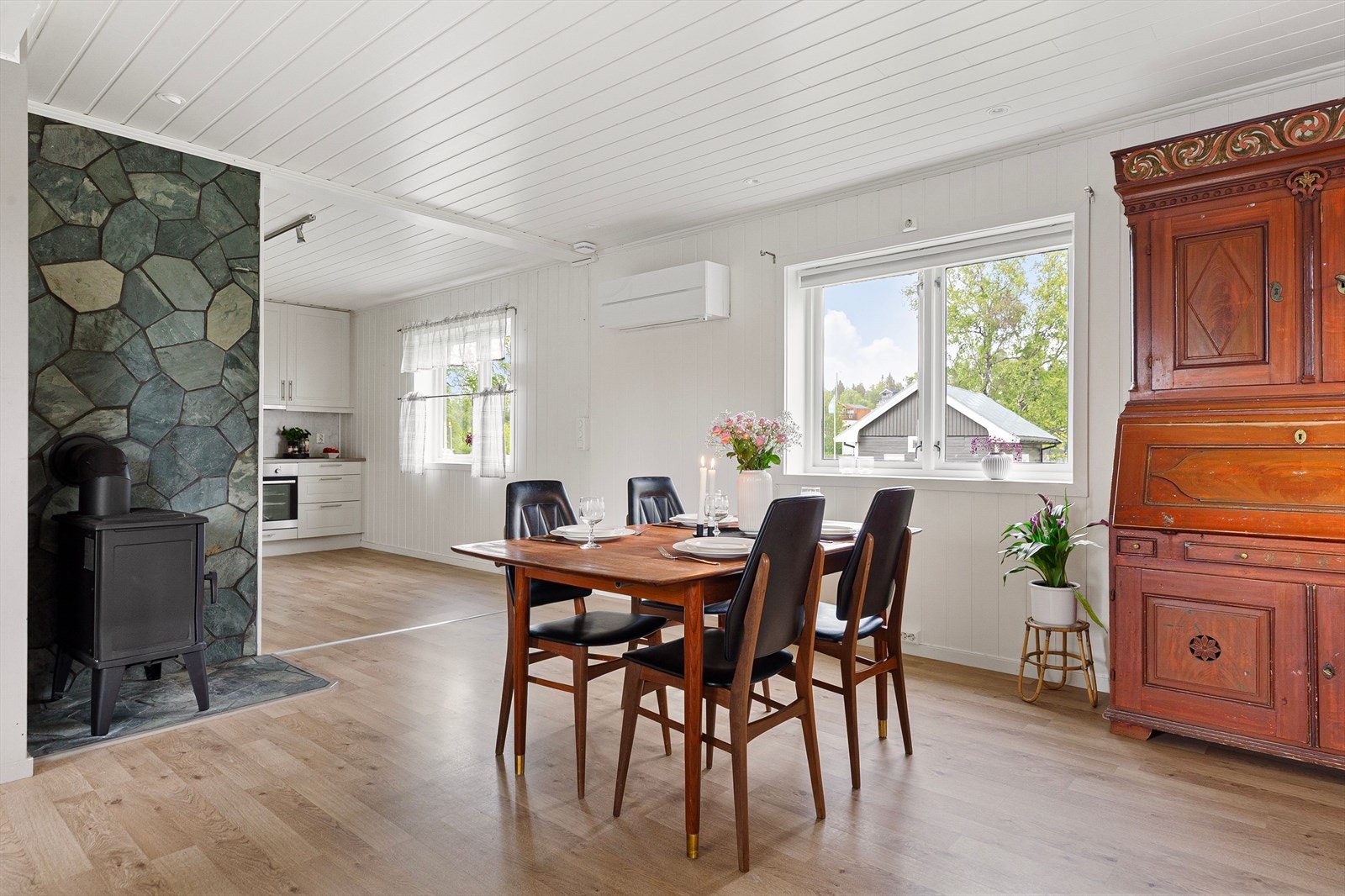 Sammen med kjøkkenet danner stuen et åpent og sosialt allrom med klart avdelte soner. Galleribilde