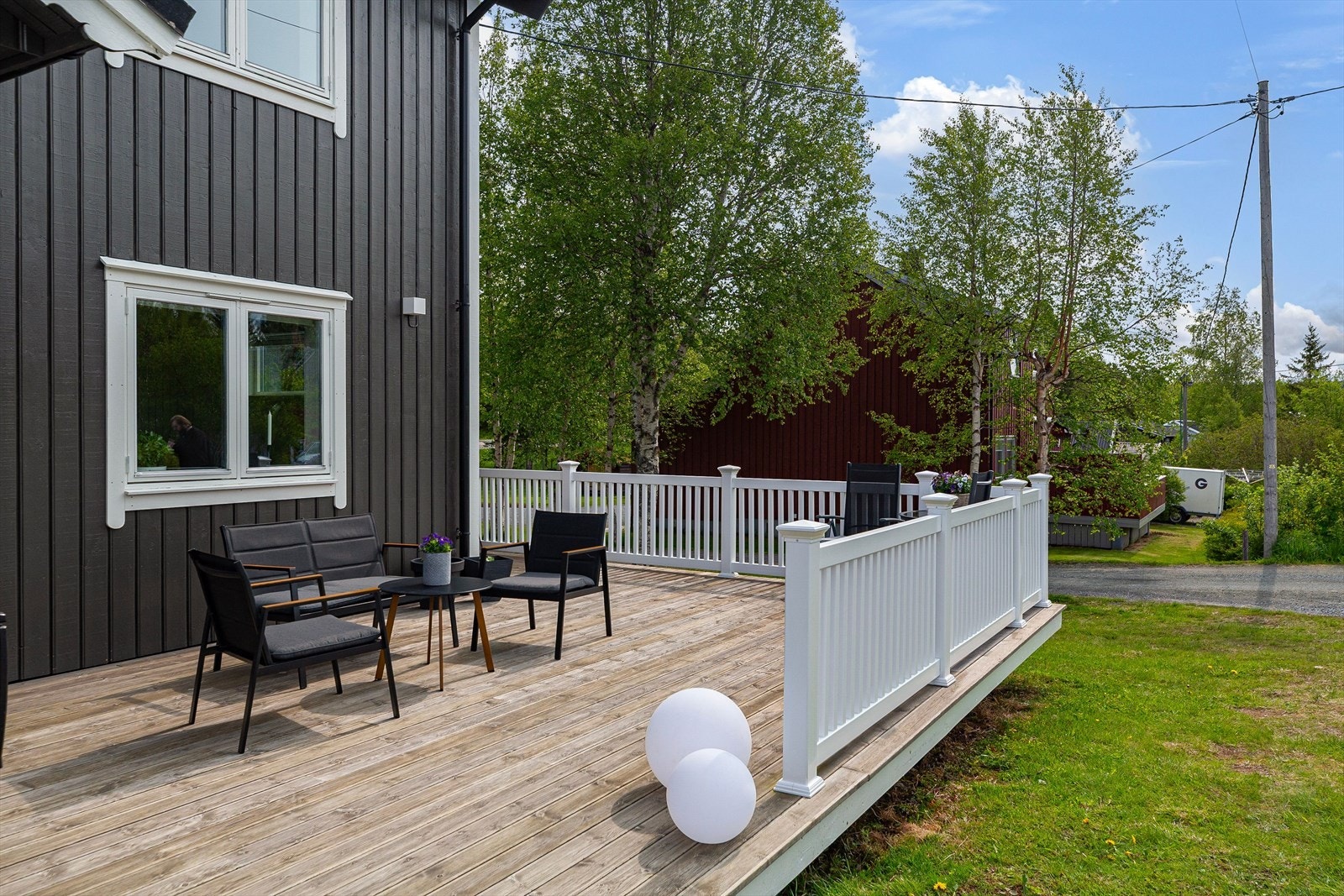 Stuen har utgang til en sørvendt hjørneterrasse, oppført med et areal på ca. 50 kvm i 2021. Galleribilde