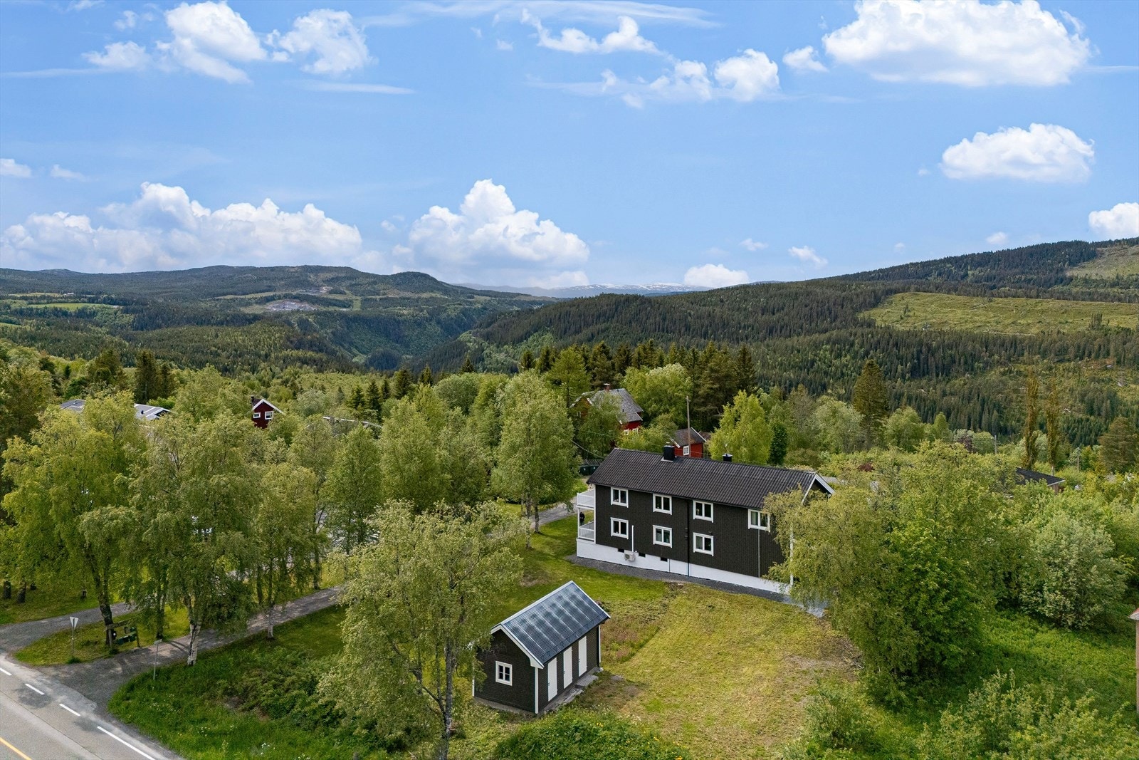 Hovedtomten er på ca. 1472m², opparbeidet med stor gressplen og høye bjørketrær langs innkjørselen. Galleribilde