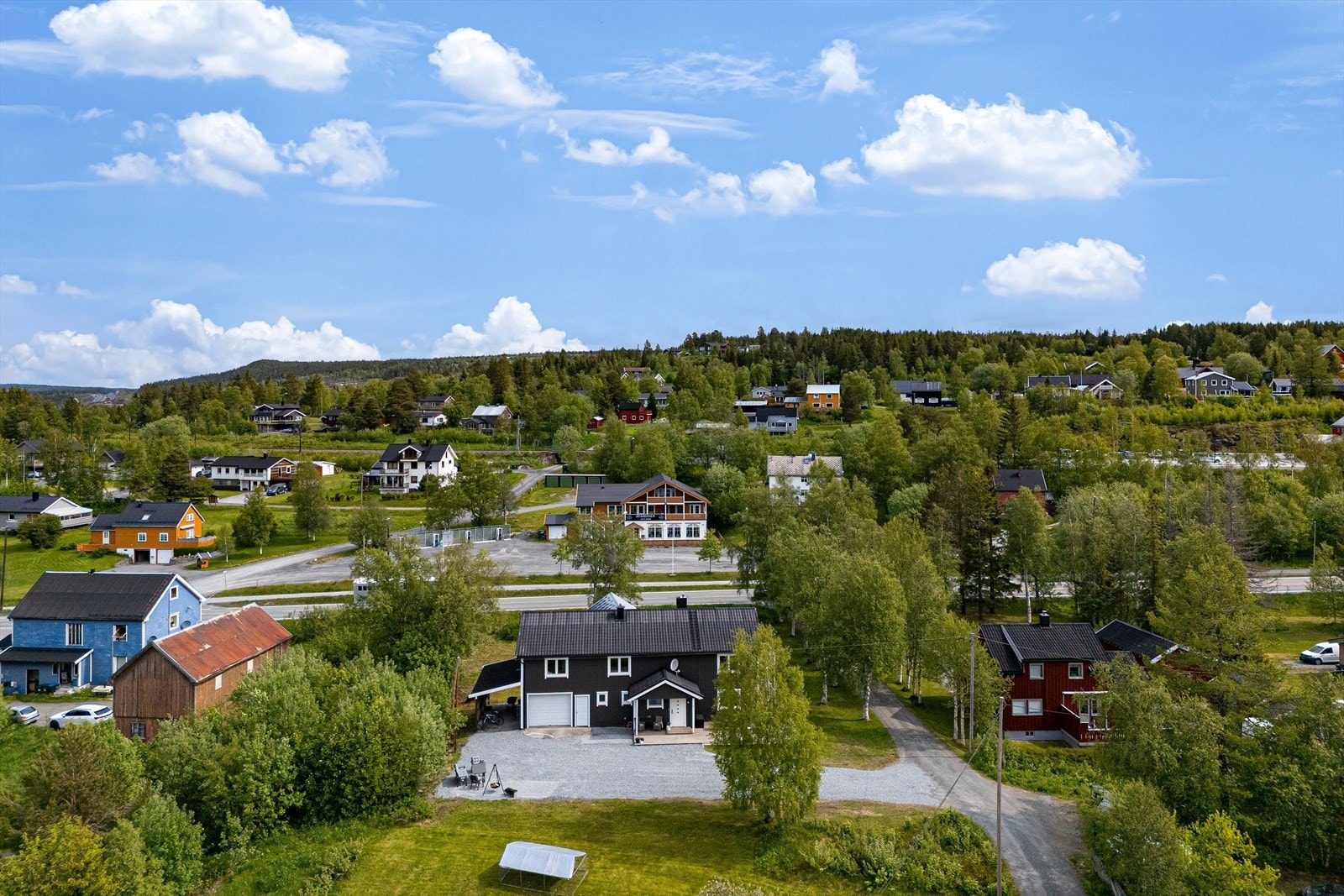 Omgivelsene er naturskjønne, samtidig som det er kort gangavstand til togstasjon og alle servicetilbud i sentrum. Galleribilde