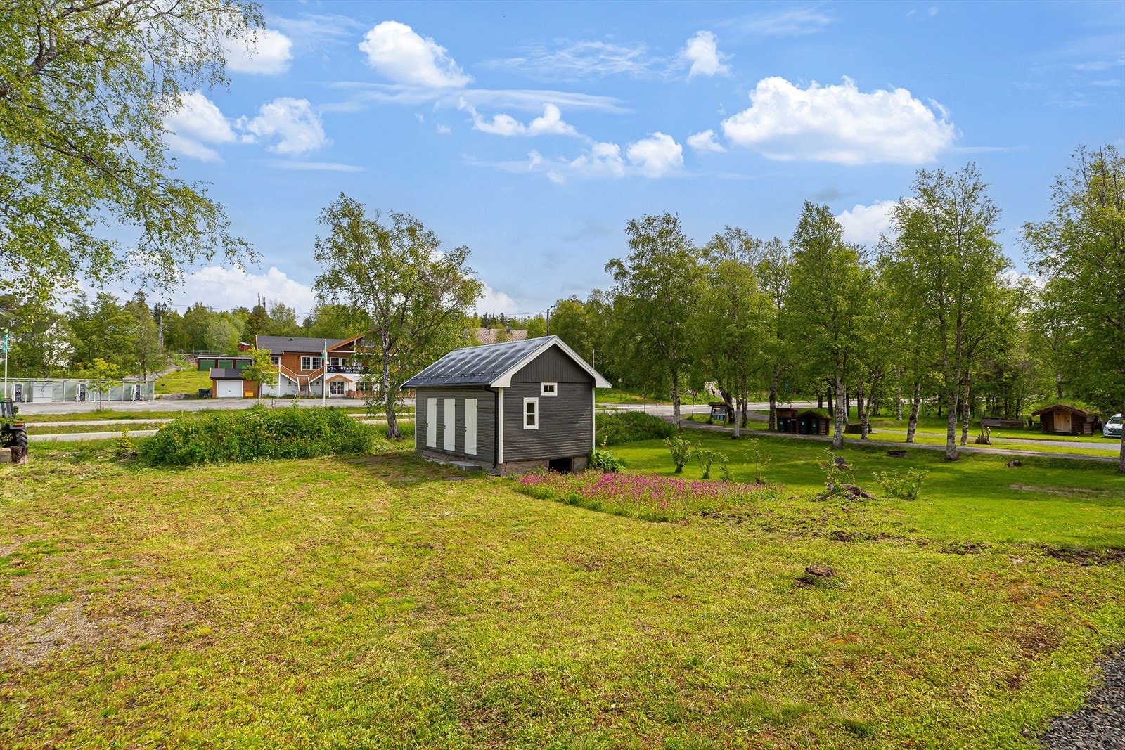 På tilleggstomten er det et hendig bodbygg, der tre boder måler ca. 25m² til sammen. Galleribilde