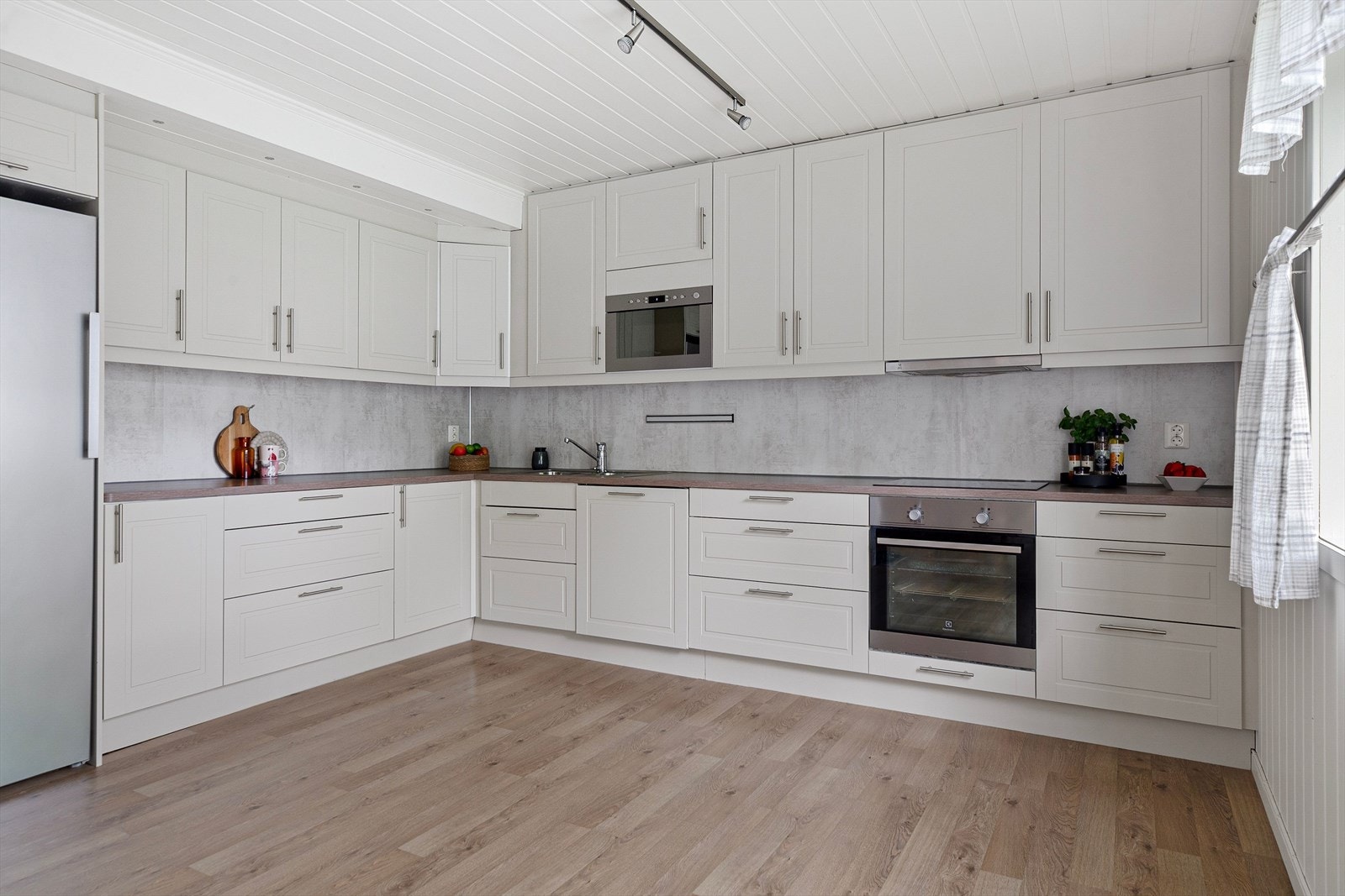 Kjøkkenet er pent og romslig, oppført i en funksjonell L-form med god skap- og benkeplass. Galleribilde