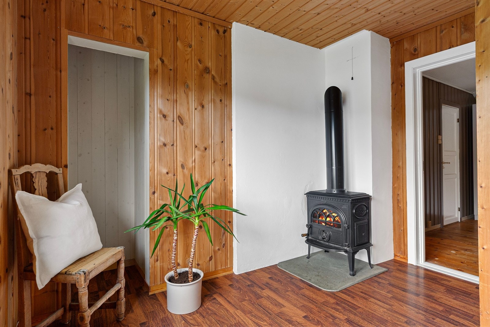 Tilliggende stuen finner man en vedovn for ekstra hygge. Galleribilde