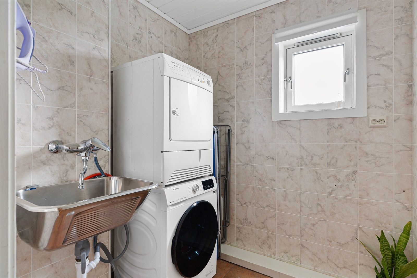 På hovedplanet har boligen et eget vaskerom med varme i gulvet. Galleribilde